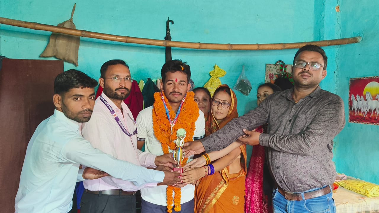 नीट परीक्षा मे बाजी मारने वाला सत्यम को बधाई देते लोग नीट परीक्षा मे बाजी मारने वाला सत्यम को बधाई देते लोग