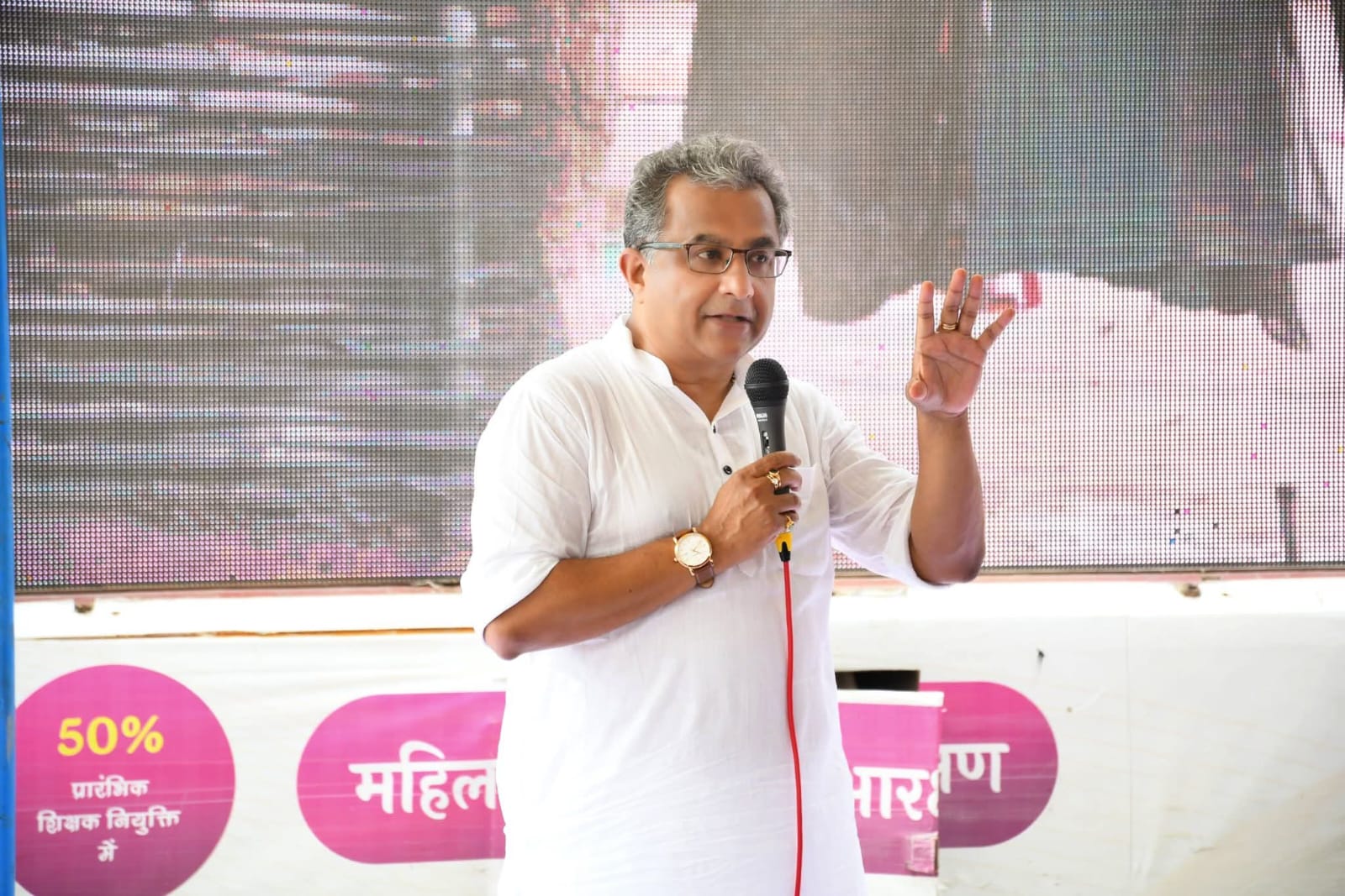 अररिया फोटो:नीतीश मिश्रा महिलाओं से संवाद करते अररिया फोटो:नीतीश मिश्रा महिलाओं से संवाद करते