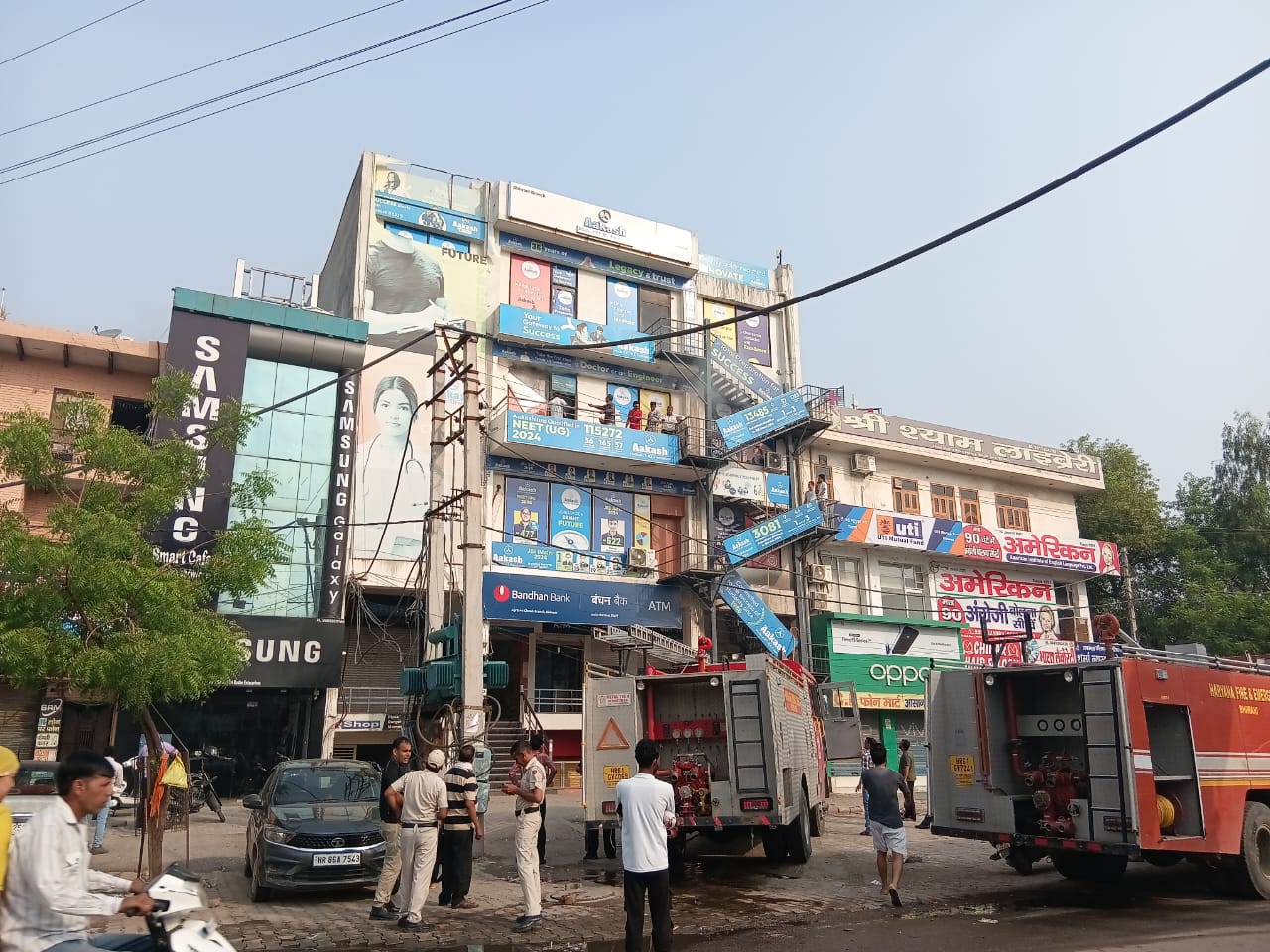 भिवानी में लगी आग पर काबू पाती फायर ब्रिगेड की गाड़ियां भिवानी में लगी आग पर काबू पाती फायर ब्रिगेड की गाड़ियां