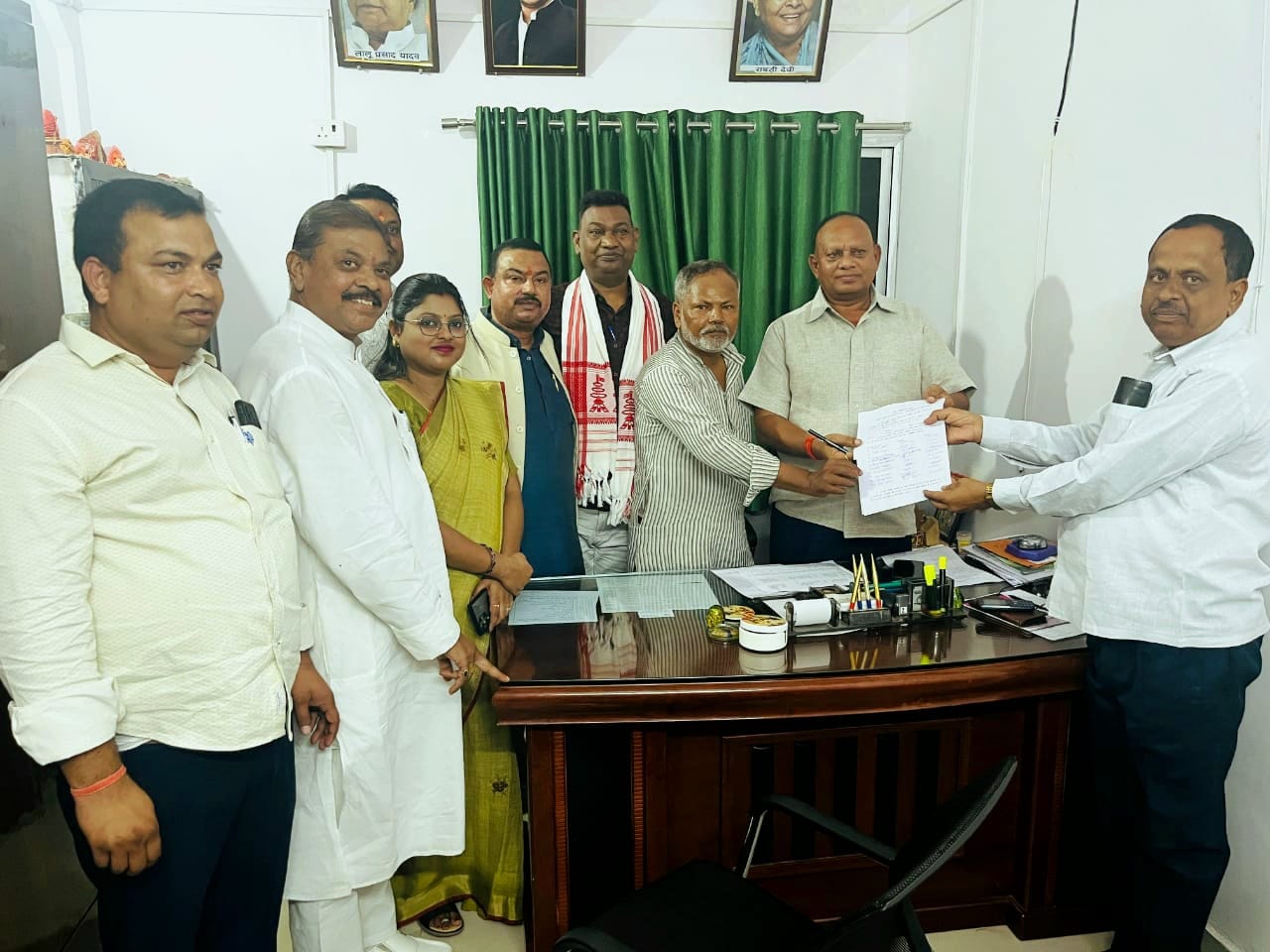 नामांकन दाखिल करते संजय सिंह यादव सहित अन्य नामांकन दाखिल करते संजय सिंह यादव सहित अन्य