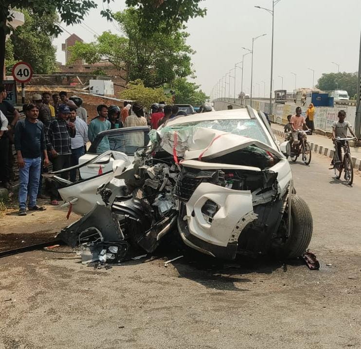 दुर्घटनाग्रस्त कार दुर्घटनाग्रस्त कार