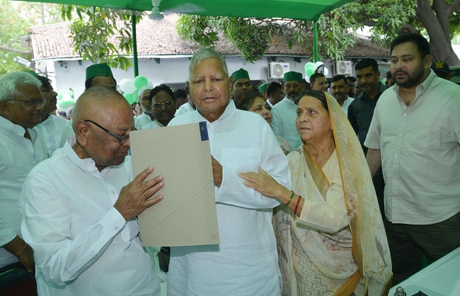 मंगनी लाल मंडल राजद प्रदेश अध्यक्ष के तौर पर नामांकन दाखिल करते हुए मंगनी लाल मंडल राजद प्रदेश अध्यक्ष के तौर पर नामांकन दाखिल करते हुए