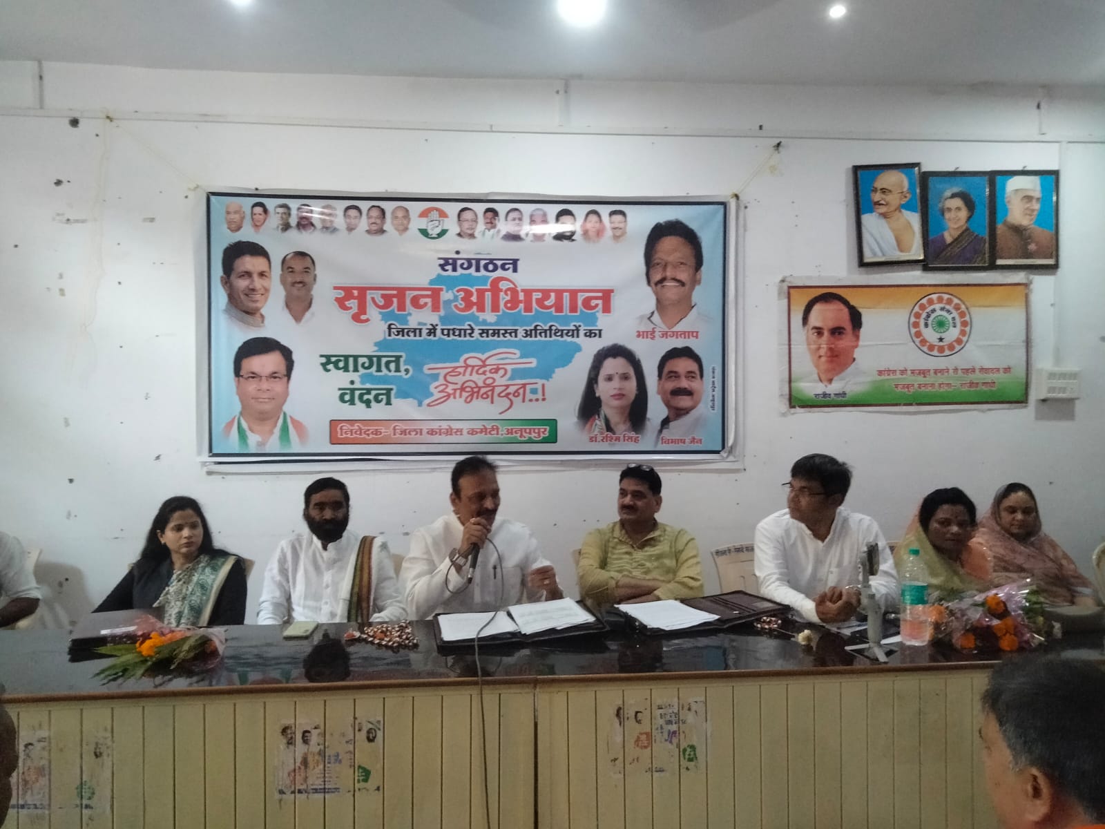 पत्रकारों से चर्चा करते कांग्रेस पर्यवेक्षक जगताप पत्रकारों से चर्चा करते कांग्रेस पर्यवेक्षक जगताप