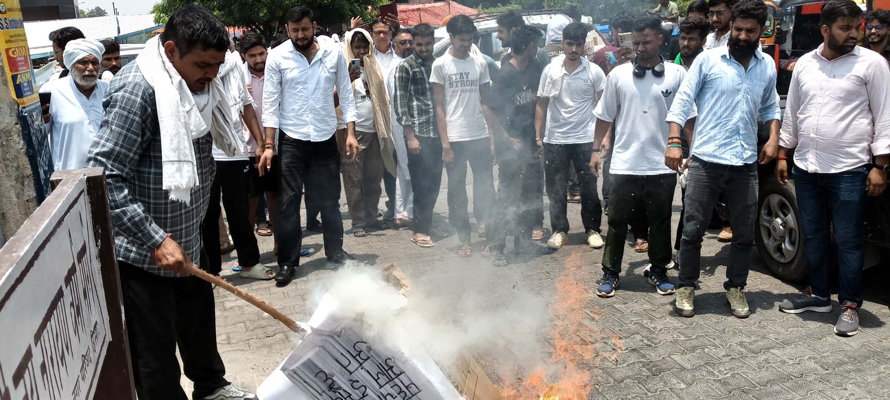 धरनास्थल पर कुलपति का पुतला फूंकते छात्र। धरनास्थल पर कुलपति का पुतला फूंकते छात्र।