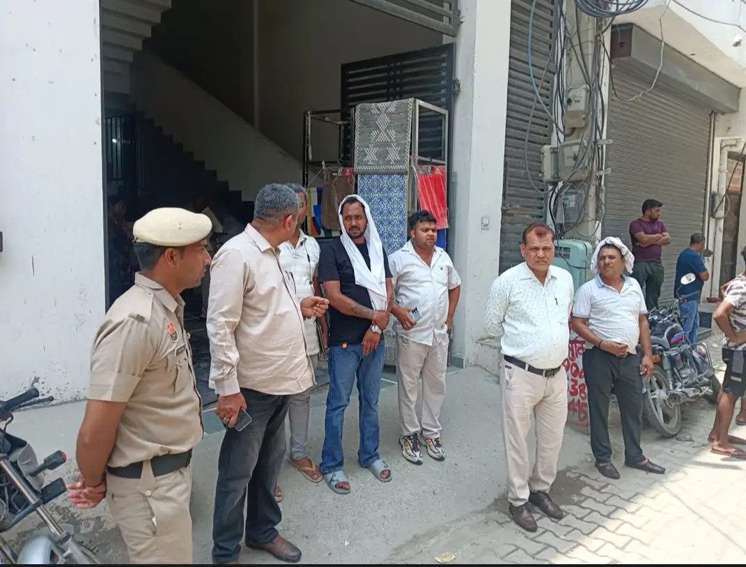 पानीपत नगर निगम द्वारा प्रॉपर्टी सेल करने के दौरान मौके पर मौजूद नगर निगम अतिरिक्त आयुक्त संजय कुमार पानीपत नगर निगम द्वारा प्रॉपर्टी सेल करने के दौरान मौके पर मौजूद नगर निगम अतिरिक्त आयुक्त संजय कुमार