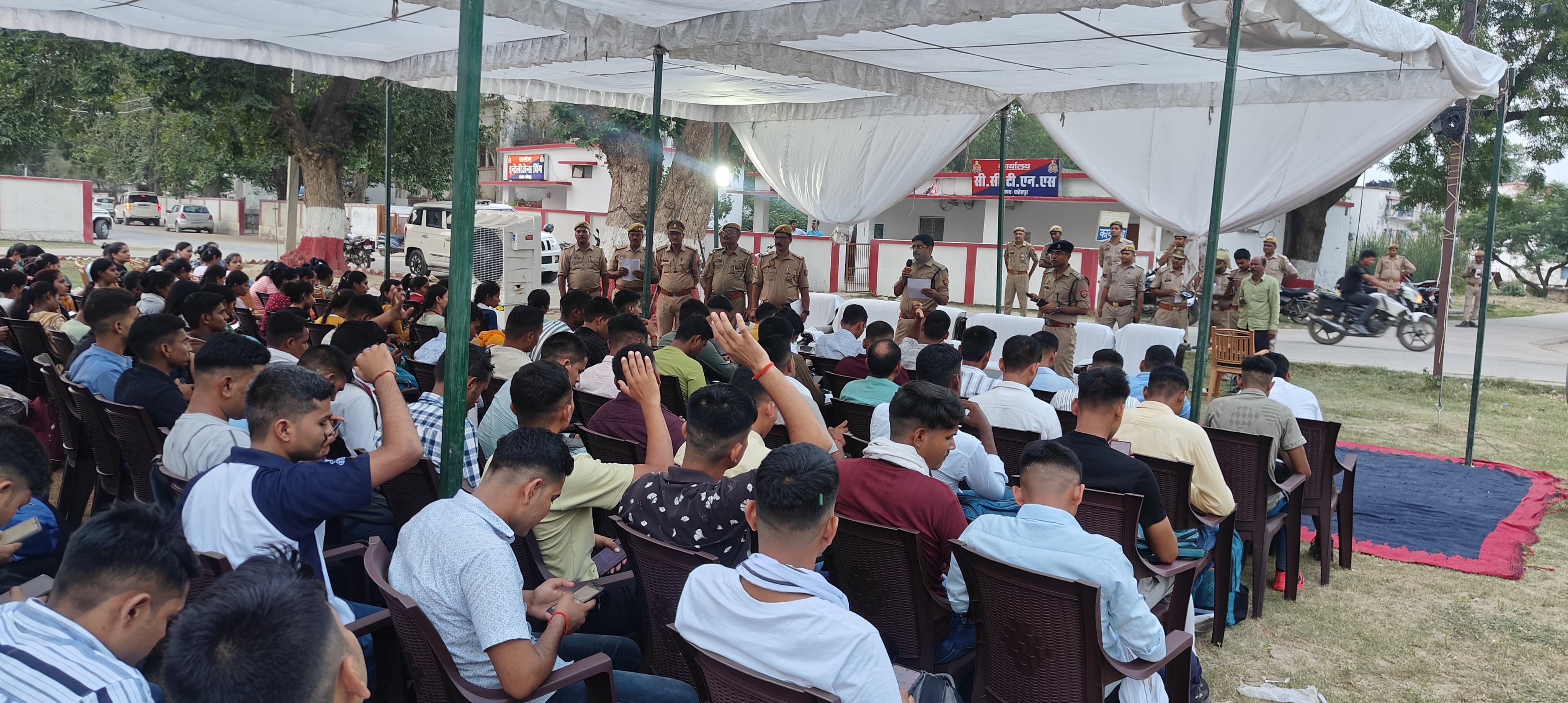 पुलिस बल को आवश्यक जानकारी देते अपर पुलिस अधीक्षक महेंद्र पाल सिंह पुलिस बल को आवश्यक जानकारी देते अपर पुलिस अधीक्षक महेंद्र पाल सिंह