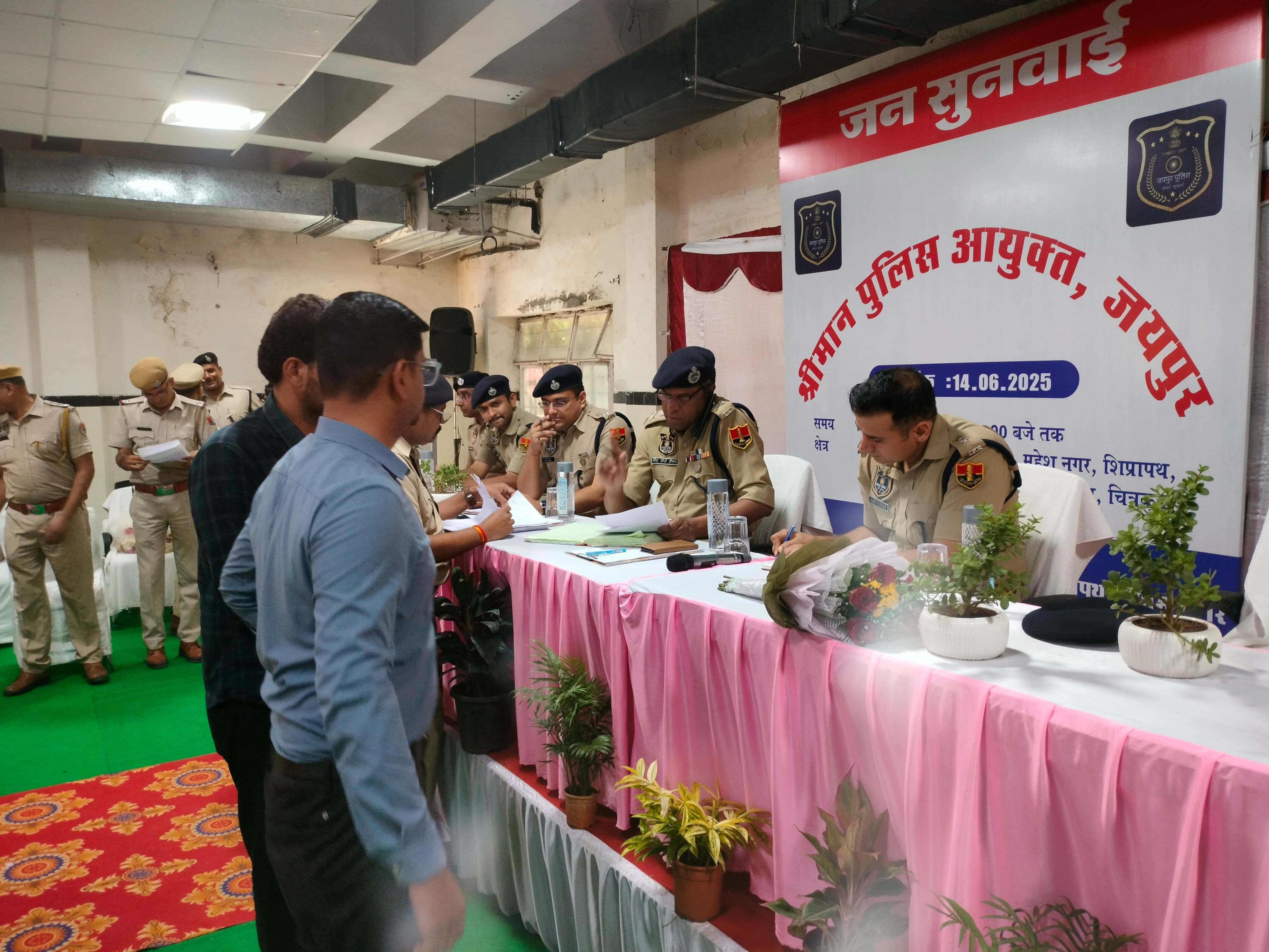 पुलिस कमिश्नर ने जनसुनवाई में परिवादियों की समस्या सुन किया तुरंत निस्तारण पुलिस कमिश्नर ने जनसुनवाई में परिवादियों की समस्या सुन किया तुरंत निस्तारण