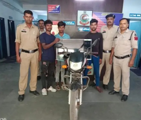 पुलिस के गिरफ्त में आरोपी पुलिस के गिरफ्त में आरोपी