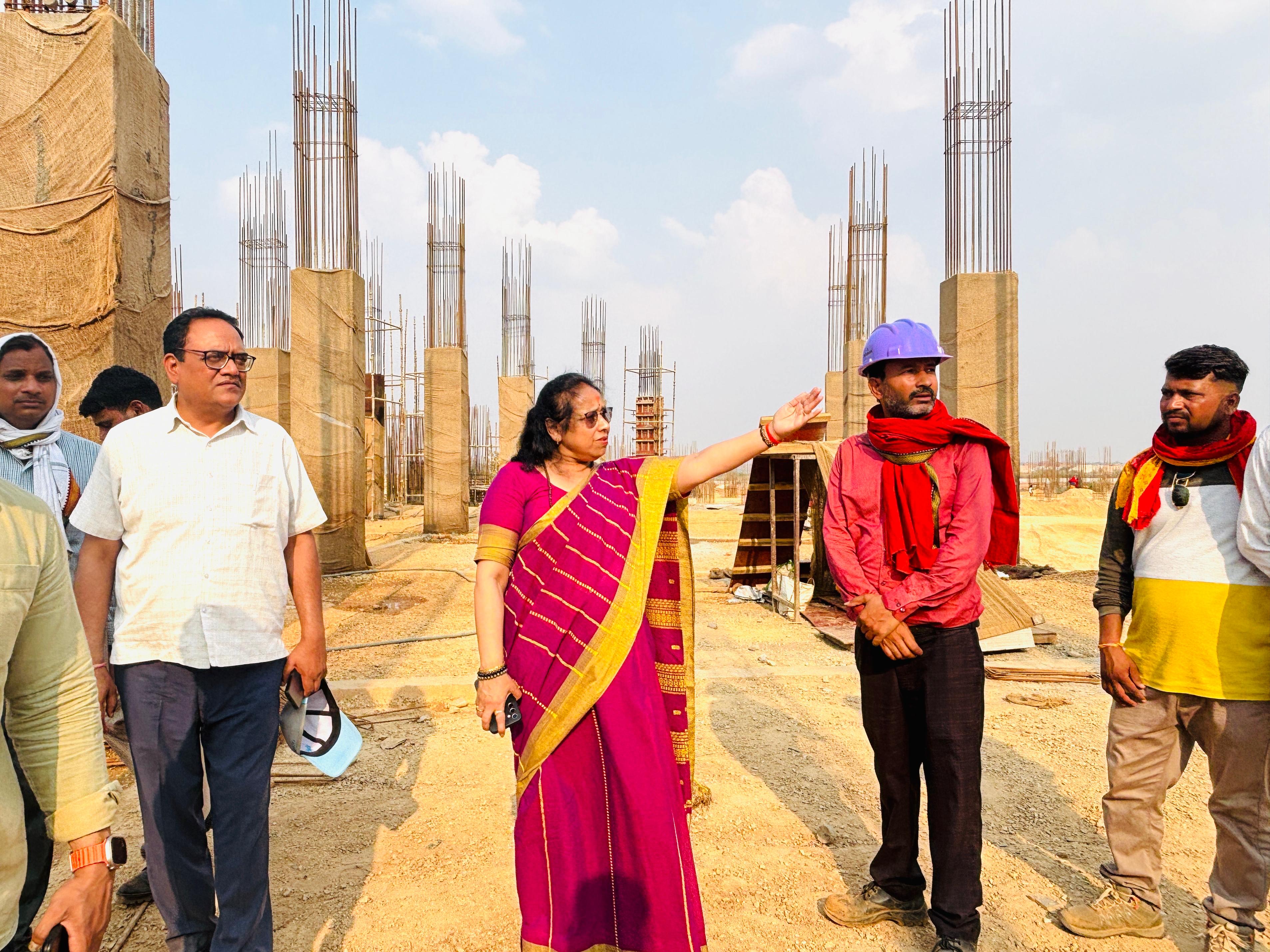 नवनिर्मित मां विंध्यवासिनी विश्वविद्यालय का निरीक्षण करती कुलपति प्रो. शोभा गौड़। नवनिर्मित मां विंध्यवासिनी विश्वविद्यालय का निरीक्षण करती कुलपति प्रो. शोभा गौड़।