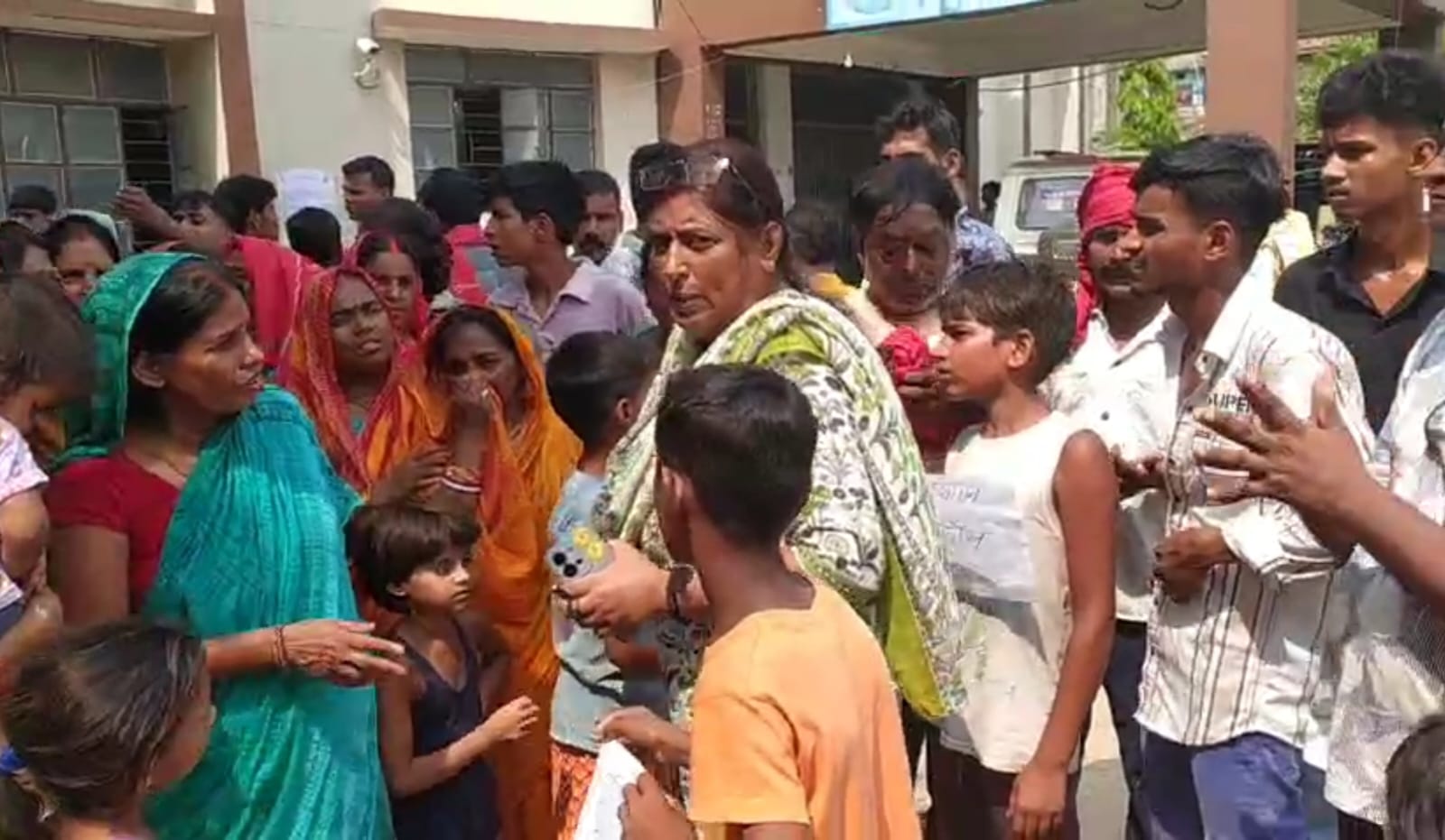 थाना का घेराव करते ग्रामीण थाना का घेराव करते ग्रामीण