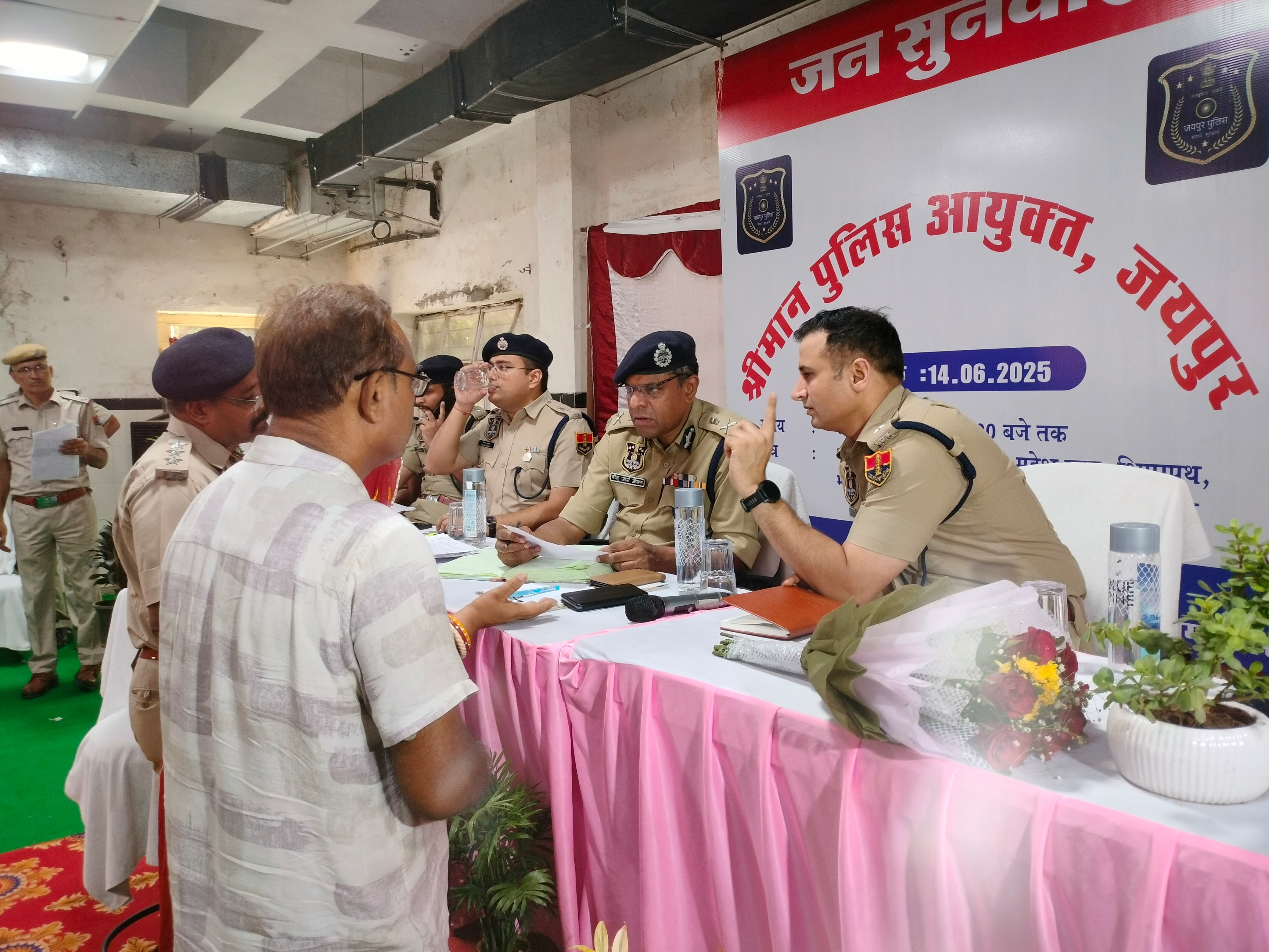 पुलिस कमिश्नर ने जनसुनवाई में परिवादियों की समस्या सुन किया तुरंत निस्तारण पुलिस कमिश्नर ने जनसुनवाई में परिवादियों की समस्या सुन किया तुरंत निस्तारण