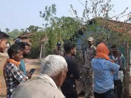घर में फंदे पर लटके मिले मां और दो बच्चाें के शव घर में फंदे पर लटके मिले मां और दो बच्चाें के शव