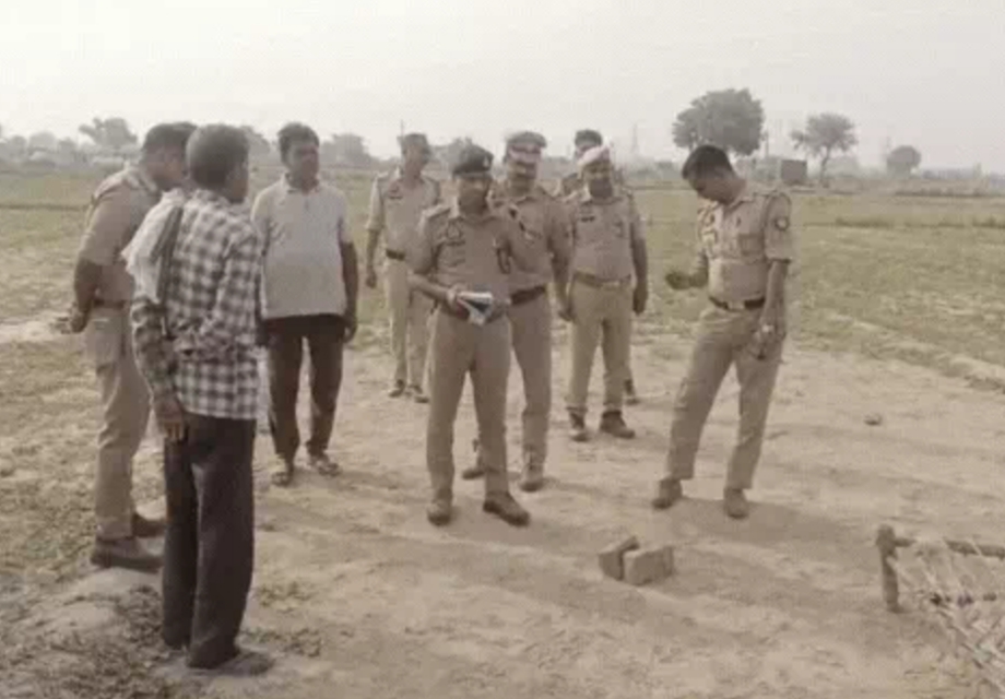 मौके पर जांच करती पुलिस मौके पर जांच करती पुलिस