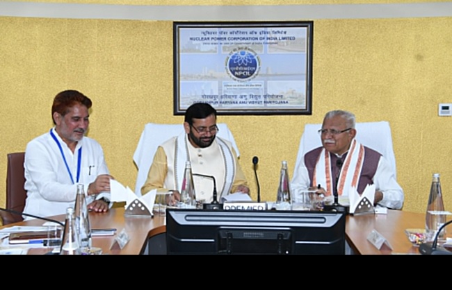 हरियाणा परमाणु विद्युत परियोजना की समीक्षा करते ऊर्जा मंत्री और अन्य हरियाणा परमाणु विद्युत परियोजना की समीक्षा करते ऊर्जा मंत्री और अन्य