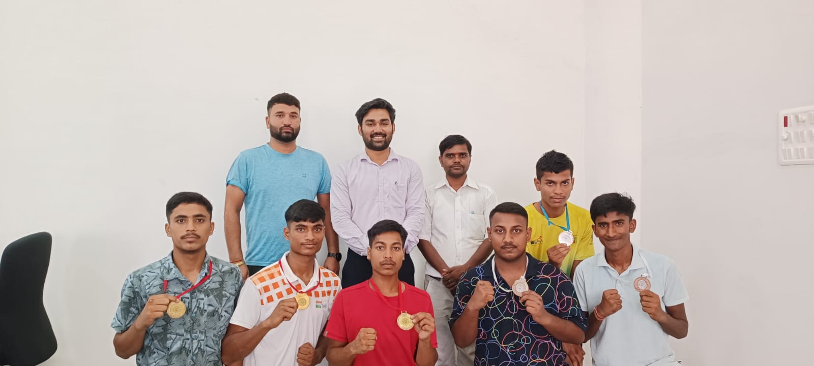 मेडल पाने बाले खिलाड़ियो के साथ जिला खेल पदाधिकारी मेडल पाने बाले खिलाड़ियो के साथ जिला खेल पदाधिकारी