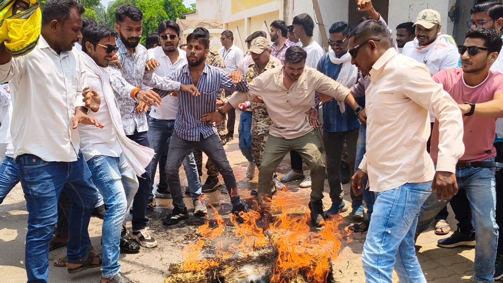 भाजपा सरकार एवं ईडी का पुतला फूंकते हुए कांग्रेस कार्यकर्ता। भाजपा सरकार एवं ईडी का पुतला फूंकते हुए कांग्रेस कार्यकर्ता।