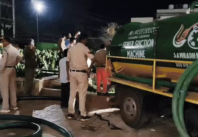 मप्र के शिवपुरी में सीवर चैंबर में गिरी 15 वर्षीय बालिका, रेस्क्यू में जुटी टीम मप्र के शिवपुरी में सीवर चैंबर में गिरी 15 वर्षीय बालिका, रेस्क्यू में जुटी टीम