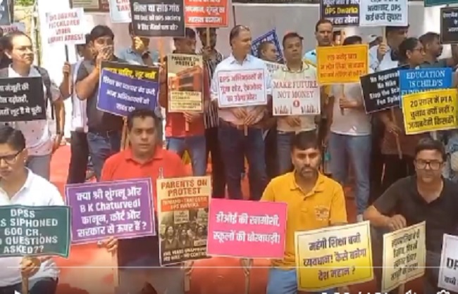 डीपीएस छात्रों के अभिभावक प्रदर्शन करते हुए डीपीएस छात्रों के अभिभावक प्रदर्शन करते हुए