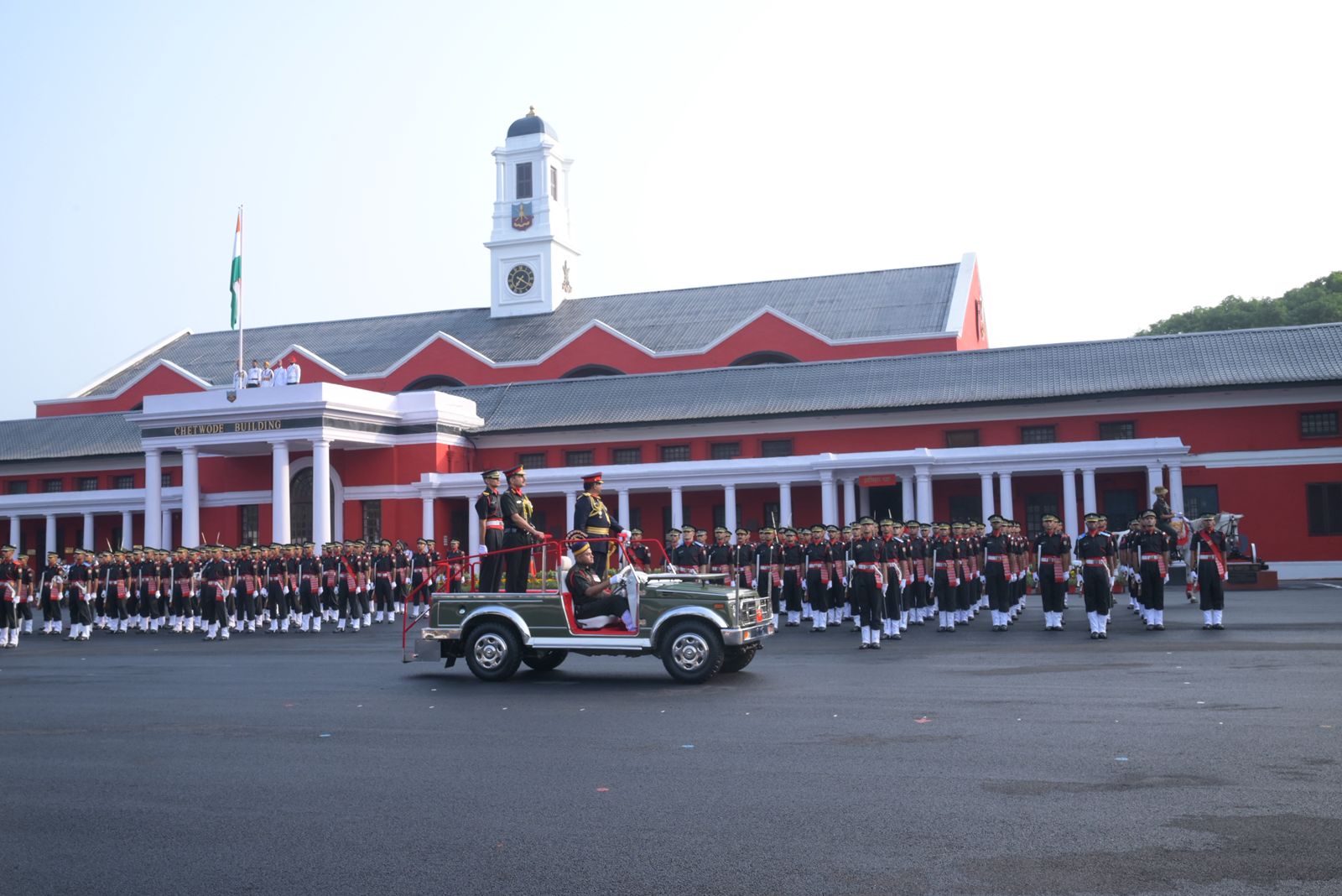 मुख्य अतिथि श्रीलंका सेना के कमांडर लेफ्टिनेंट जनरल बीकेजीएम लसंथा रोड्रिगो परेड का निरीक्षण करते। मुख्य अतिथि श्रीलंका सेना के कमांडर लेफ्टिनेंट जनरल बीकेजीएम लसंथा रोड्रिगो परेड का निरीक्षण करते।