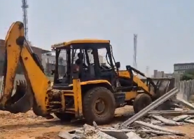 ग्वालियरः जिला प्रशासन ने डोंगरपुर स्थित बेशकीमती ढाई बीघा जमीन से हटाए अतिक्रमण ग्वालियरः जिला प्रशासन ने डोंगरपुर स्थित बेशकीमती ढाई बीघा जमीन से हटाए अतिक्रमण