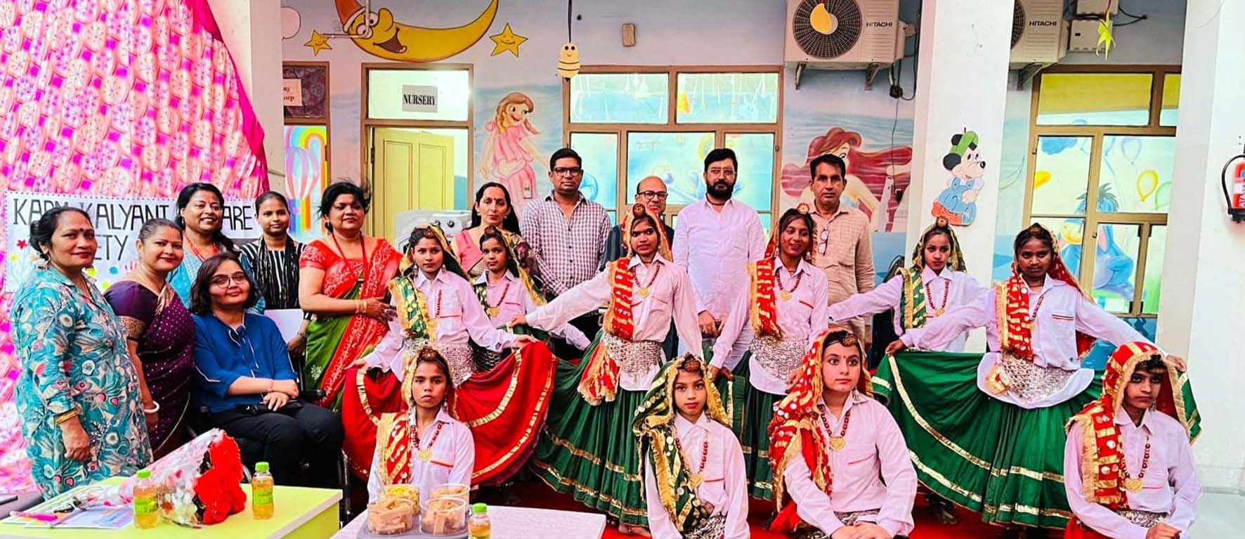 सांस्कृतिक कार्यक्रम प्रस्तुत करती कर्म कल्याणी वेलफेयर सोसायटी की सदस्य। सांस्कृतिक कार्यक्रम प्रस्तुत करती कर्म कल्याणी वेलफेयर सोसायटी की सदस्य।