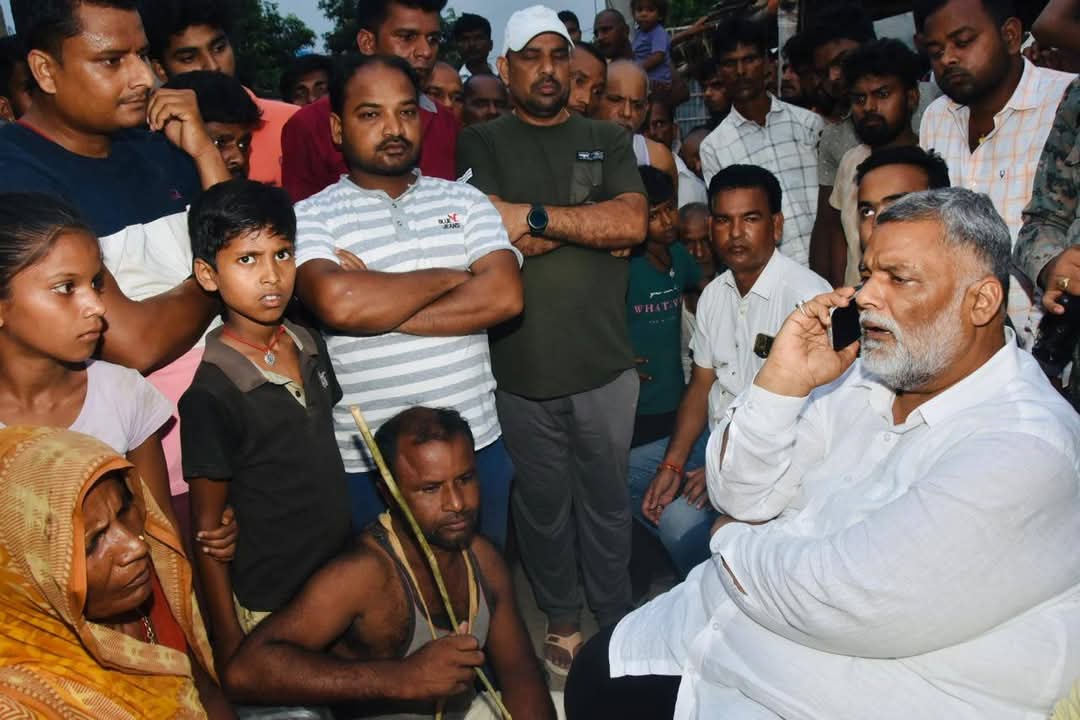 पीड़ित परिवार से मिलते पप्पू यादव पीड़ित परिवार से मिलते पप्पू यादव