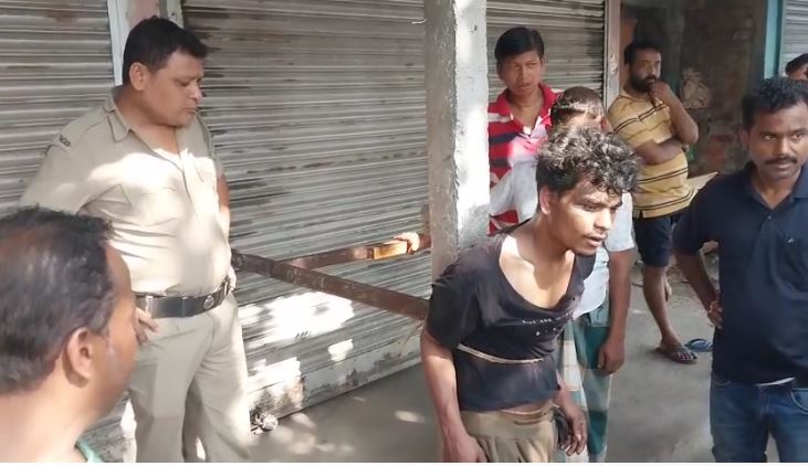 चोरी करते रंगे हाथ पकड़ा गया चोर चोरी करते रंगे हाथ पकड़ा गया चोर
