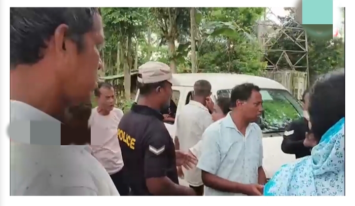 शिवसागर में ओएनजीसी से गैस रिसाव तीसरे दिन भी अनियंत्रित रहने के कारण लोगों को राहत शिविरों में भेजे जाने की तस्वीर। शिवसागर में ओएनजीसी से गैस रिसाव तीसरे दिन भी अनियंत्रित रहने के कारण लोगों को राहत शिविरों में भेजे जाने की तस्वीर।