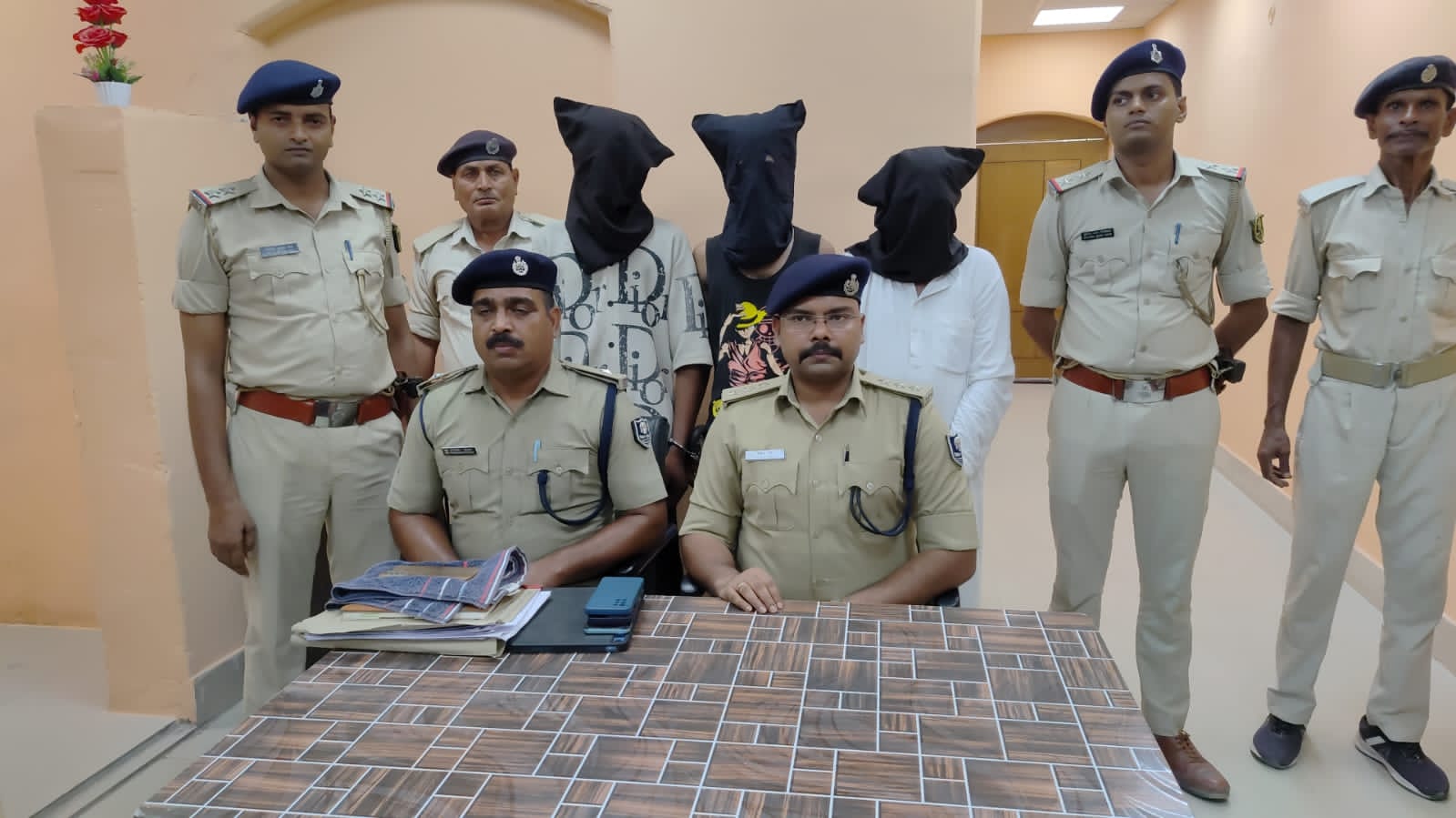 हत्या कांड में शामिल रेस्टोरेंट के मालिक सहित तीन नामजद अभियुक्त गिरफ्तार हत्या कांड में शामिल रेस्टोरेंट के मालिक सहित तीन नामजद अभियुक्त गिरफ्तार