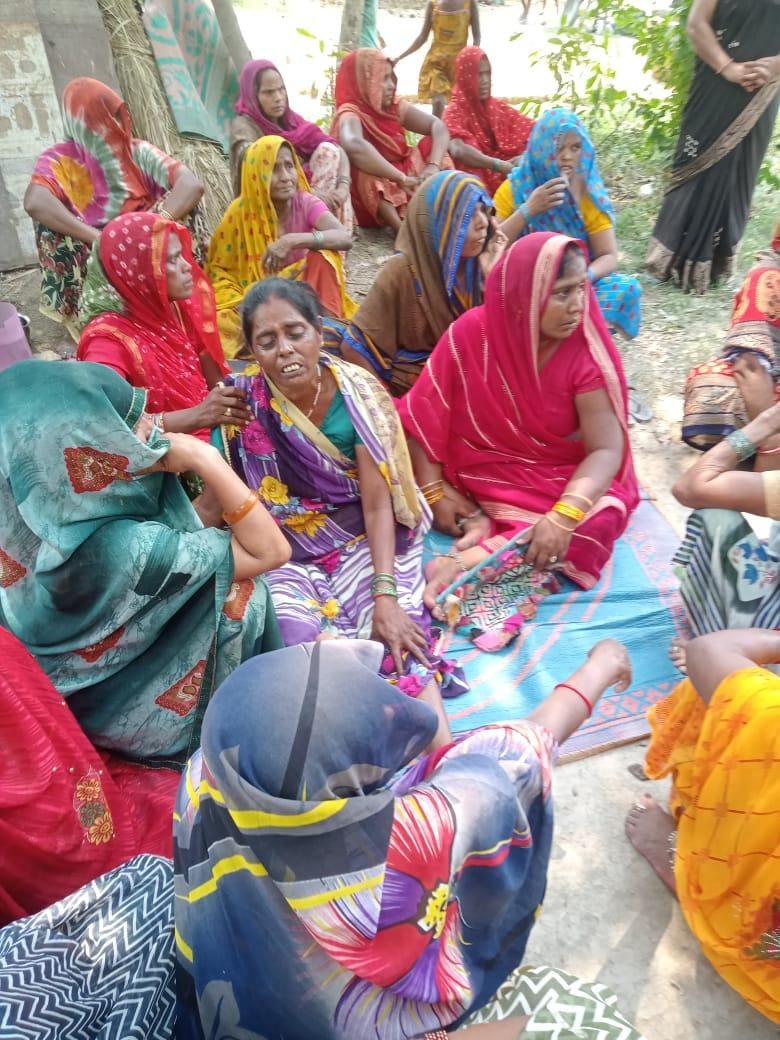 शनि के परिजन रोते बिलखते हुए शनि के परिजन रोते बिलखते हुए
