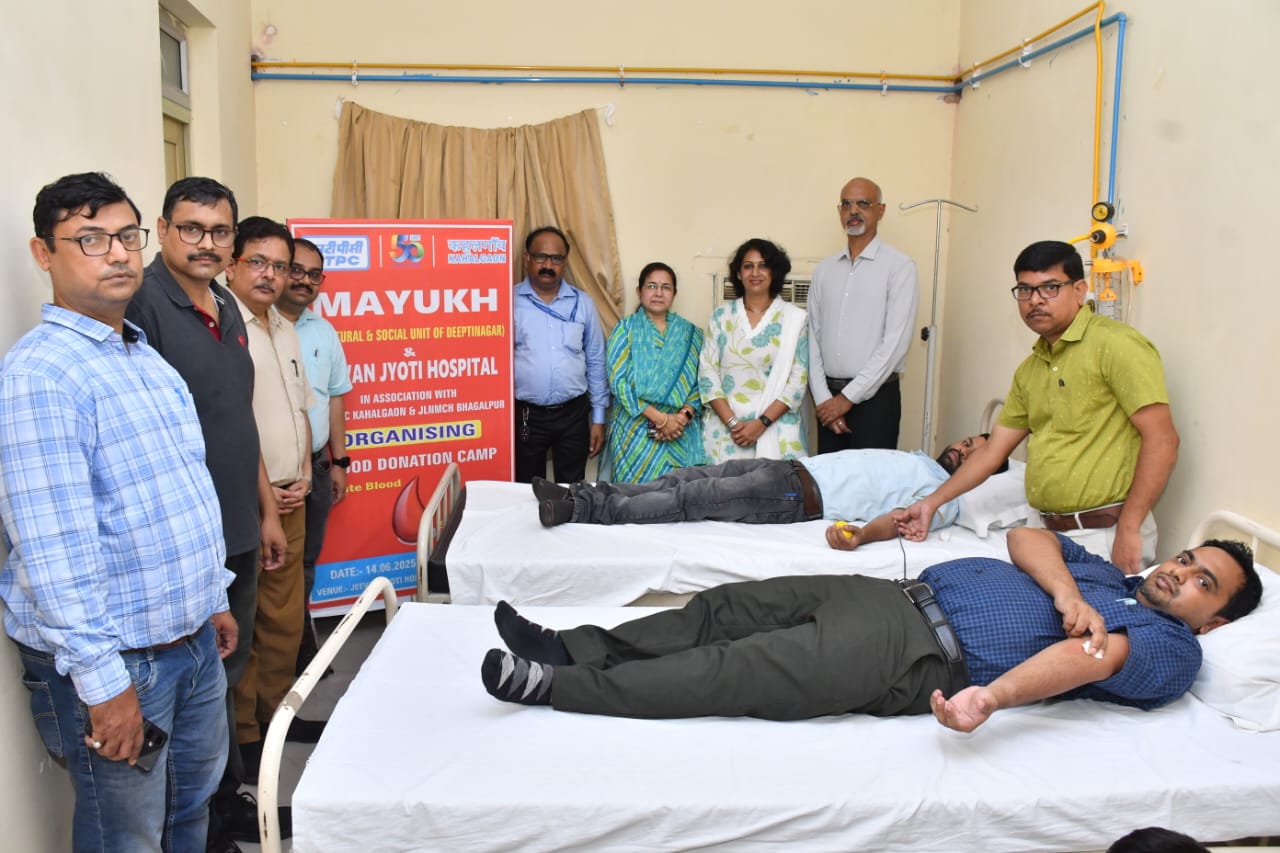 रक्तदान करते लोग रक्तदान करते लोग