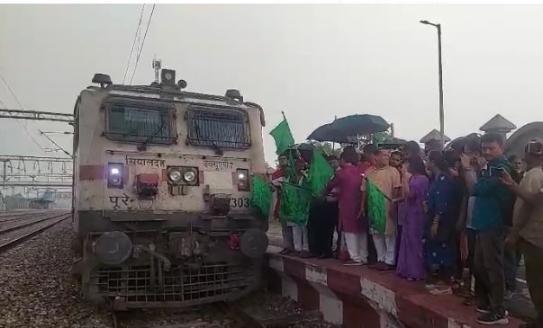 जलपाईगुड़ी-सियालदह हमसफर एक्सप्रेस ट्रेन का उद्घाटन, यात्री खुश जलपाईगुड़ी-सियालदह हमसफर एक्सप्रेस ट्रेन का उद्घाटन, यात्री खुश