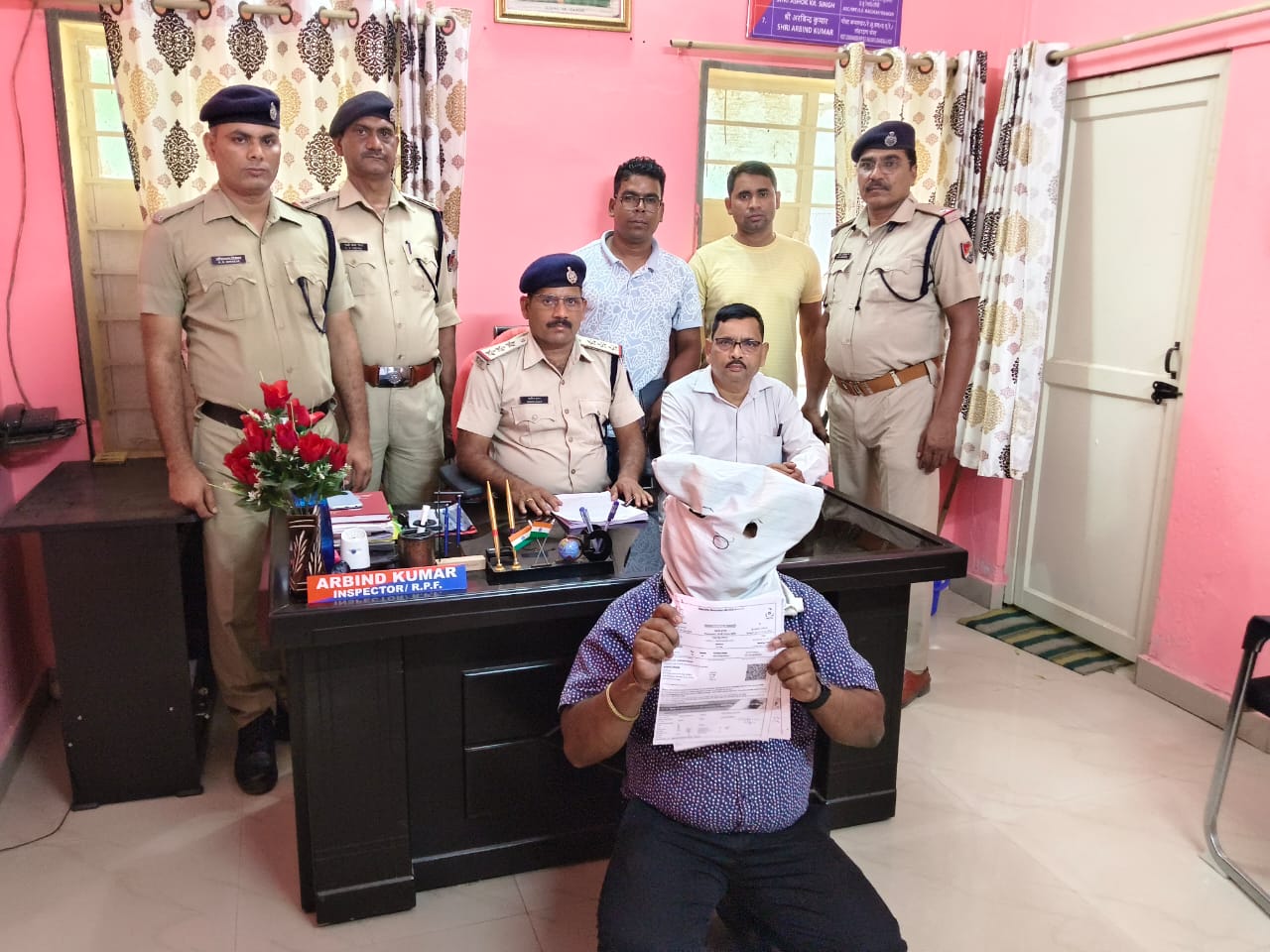 आरोपित और आरपीएफ के अधिकारी