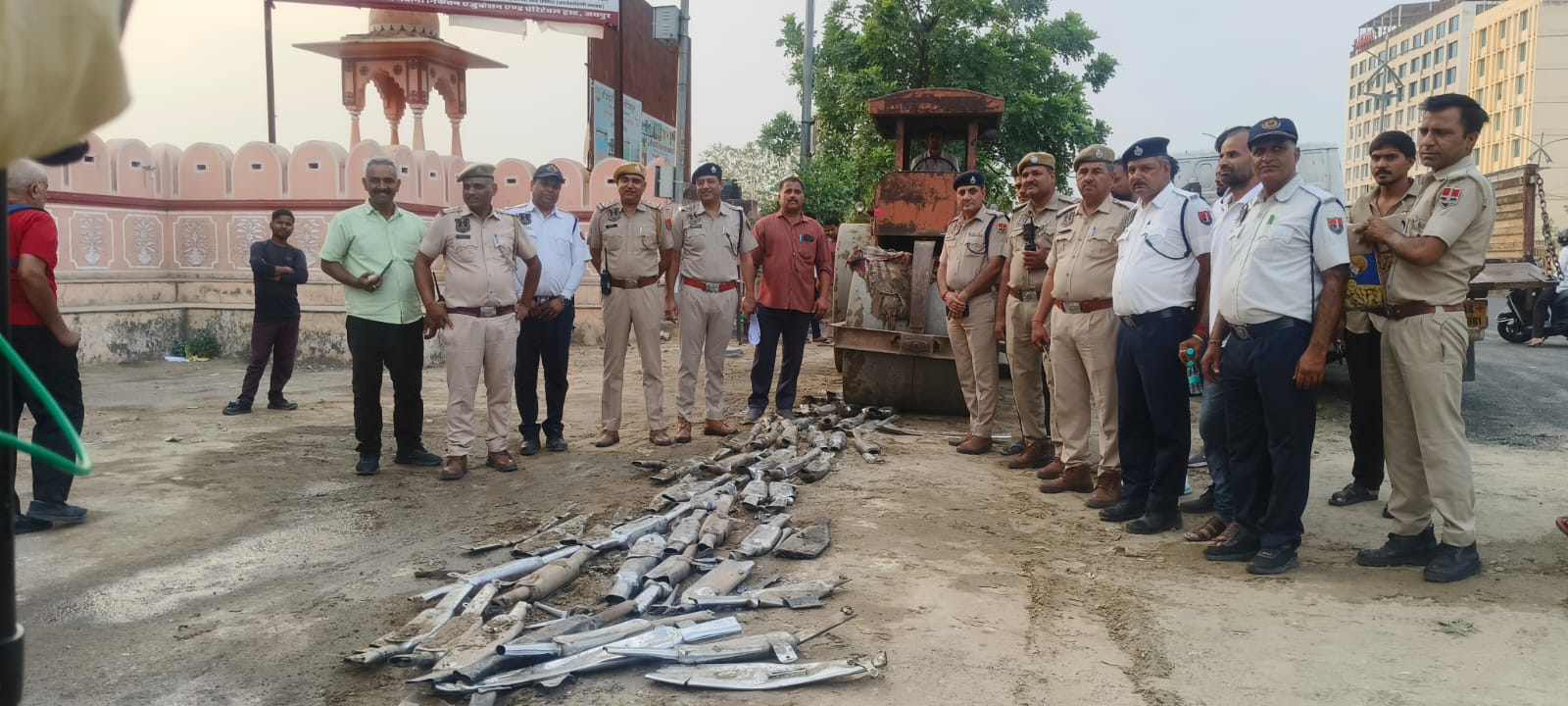 जयपुर पुलिस का ध्वनि-प्रदूषण के विरुद्ध अभियान:192 मॉडिफाई साइलेंसर को हटाकर रोड-रोलर चलाकर बनाया अनुपयोगी जयपुर पुलिस का ध्वनि-प्रदूषण के विरुद्ध अभियान:192 मॉडिफाई साइलेंसर को हटाकर रोड-रोलर चलाकर बनाया अनुपयोगी