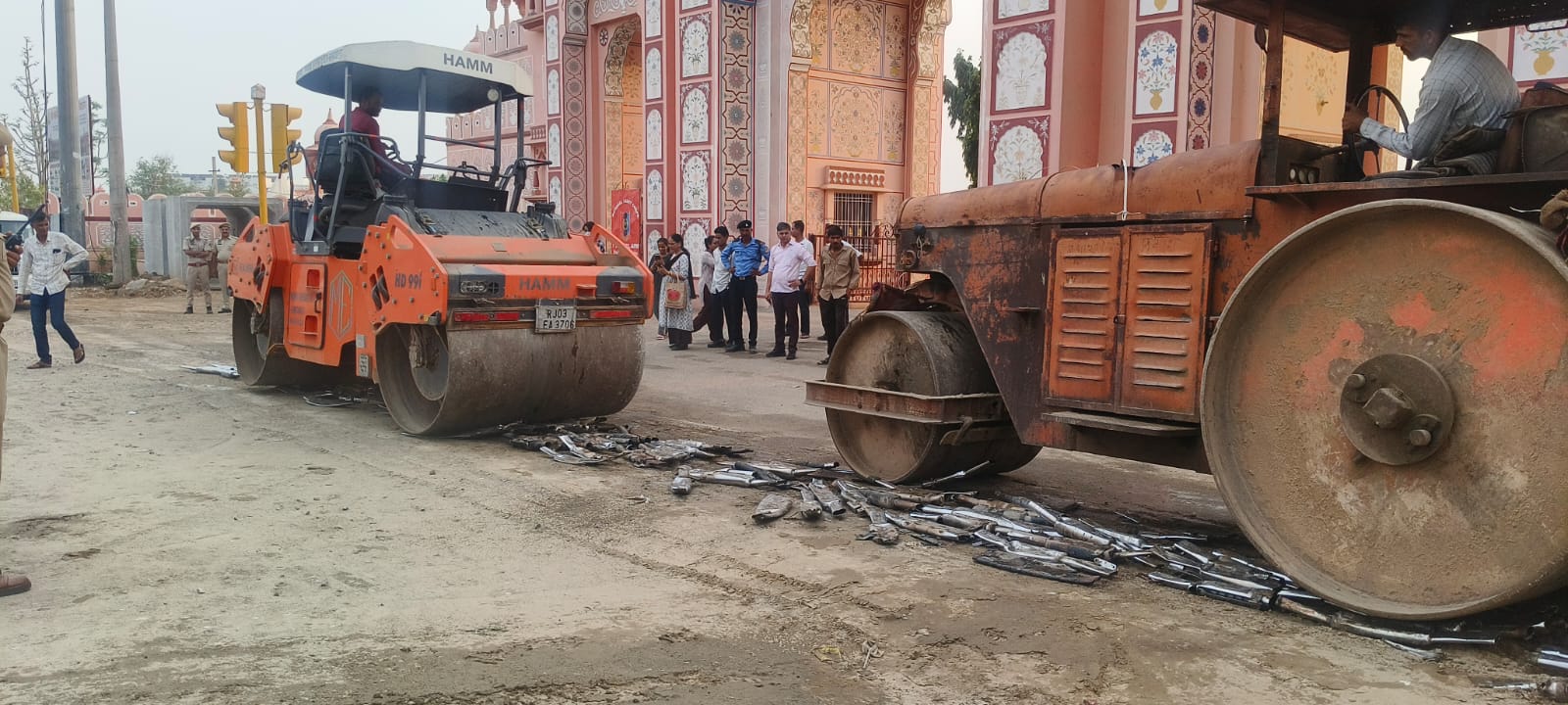 जयपुर पुलिस का ध्वनि-प्रदूषण के विरुद्ध अभियान:192 मॉडिफाई साइलेंसर को हटाकर रोड-रोलर चलाकर बनाया अनुपयोगी जयपुर पुलिस का ध्वनि-प्रदूषण के विरुद्ध अभियान:192 मॉडिफाई साइलेंसर को हटाकर रोड-रोलर चलाकर बनाया अनुपयोगी
