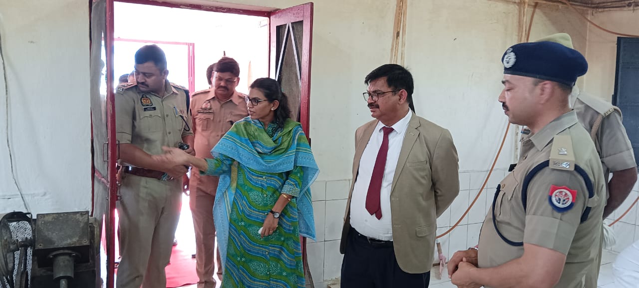 जेल का निरीक्षण करते जिला जज जेल का निरीक्षण करते जिला जज
