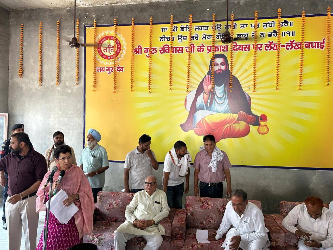 डबवाली में एक कार्यक्रम को संबोधित करती सांसद सैलजा। डबवाली में एक कार्यक्रम को संबोधित करती सांसद सैलजा।