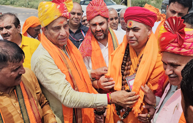 सोनीपत: गुरु गोरखनाथ चौक के निर्माण कार्य आरंभ के अवसर पर संत व जन प्रतनिधि सोनीपत: गुरु गोरखनाथ चौक के निर्माण कार्य आरंभ के अवसर पर संत व जन प्रतनिधि