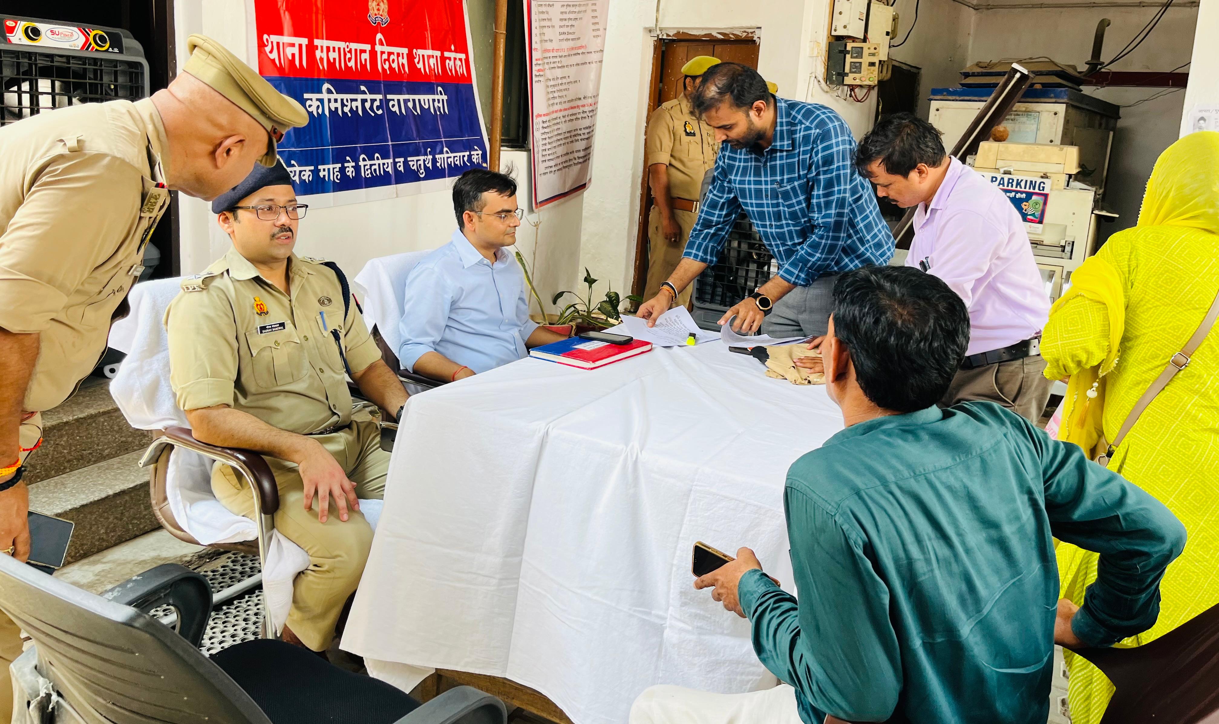 —जिलाधिकारी लंका थाने में —जिलाधिकारी लंका थाने में