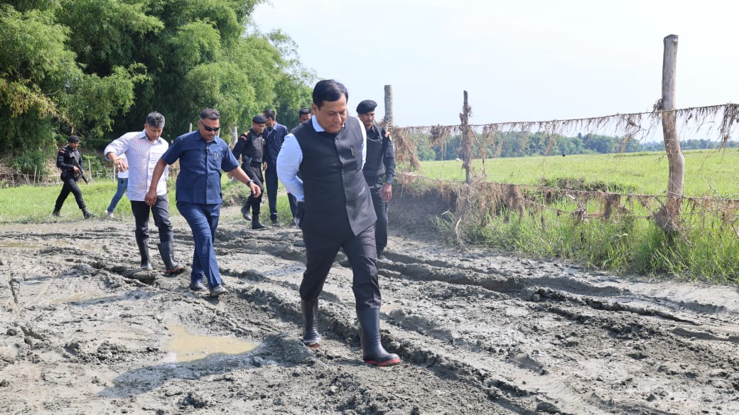 डिब्रूगढ़, 14 जून 2025: ब्रह्मपुत्र नदी में आई बाढ़ और भूस्खलन के कारण चाबुआ के बालिजन क्षेत्र में हुए भारी नुकसान का जायजा लेने आज केंद्रीय मंत्री तथा डिब्रूगढ़ लोकसभा क्षेत्र के सांसद सर्बानंद सोनोवाल ने असम सरकार के मंत्री पीयूष हजारिका के साथ प्रभावित क्षेत्रों का दौरा किया और स्थानीय लोगों से बातचीत कर ताज़ा हालात की जानकारी ली। केंद्रीय मंत्री ने बताया कि भू-स्खलन को रोकने के लिए जल संसाधन विभाग द्वारा अत्याधुनिक उपायों के साथ त्वरित कार्रवाई की जा रही है। लोगों की सुरक्षा और सुविधा के लिए सहायता व अन्य जरूरी सहयोग समय पर सुनिश्चित किया जाएगा। बरसात के मौसम को ध्यान में रखते हुए सावधानीपूर्वक एहतियाती कदम उठाने के निर्देश भी संबंधित अधिकारियों को दिए गए हैं। इस दौरान विधायक बिनोद हजारिका, पोनाकन बरूवा, डिब्रूगढ़ जिला बीजेपी अध्यक्ष दुलाल बरा सहित अन्य कई साथी उपस्थित थे। इसके पश्चात केंद्रीय मंत्री सर्बानंद सोनोवाल ने तिनसुकिया जिले के करदईगुड़ी क्षेत्र के बाढ़ और भू-स्खलन प्रभावित इलाकों का भी दौरा किया और बचाव व राहत कार्यों को तेज़ी से जारी रखने व बाढ़ पीड़ितों की सुविधा हेतु सभी आवश्यक व्यवस्थाएं शीघ्र लागू करने के निर्देश दिए। उन्होंने नाव से विभिन्न प्रभावित क्षेत्रों का निरीक्षण किया, नुकसान का जायज़ा लिया और स्थानीय लोगों से बातचीत कर मरम्मत, भू-स्खलन रोकथाम और अन्य संबंधित उपायों को शीघ्र अपनाने को कहा। इस दौरान उनके साथ असम सरकार के मंत्री पीयूष हजारिका, असम राज्य हाउसिंग बोर्ड के अध्यक्ष पुलक गोहाईं, डिब्रूगढ़ विकास प्राधिकरण के अध्यक्ष असीम हजारिका, तिनसुकिया जिला बीजेपी अध्यक्ष कुशकांत बरा और असम ओलंपिक संघ के महासचिव लक्ष्य कोँवर समेत कई गणमान्य व्यक्ति मौजूद थे। --------------- डिब्रूगढ़, 14 जून 2025: ब्रह्मपुत्र नदी में आई बाढ़ और भूस्खलन के कारण चाबुआ के बालिजन क्षेत्र में हुए भारी नुकसान का जायजा लेने आज केंद्रीय मंत्री तथा डिब्रूगढ़ लोकसभा क्षेत्र के सांसद सर्बानंद सोनोवाल ने असम सरकार के मंत्री पीयूष हजारिका के साथ प्रभावित क्षेत्रों का दौरा किया और स्थानीय लोगों से बातचीत कर ताज़ा हालात की जानकारी ली। केंद्रीय मंत्री ने बताया कि भू-स्खलन को रोकने के लिए जल संसाधन विभाग द्वारा अत्याधुनिक उपायों के साथ त्वरित कार्रवाई की जा रही है। लोगों की सुरक्षा और सुविधा के लिए सहायता व अन्य जरूरी सहयोग समय पर सुनिश्चित किया जाएगा। बरसात के मौसम को ध्यान में रखते हुए सावधानीपूर्वक एहतियाती कदम उठाने के निर्देश भी संबंधित अधिकारियों को दिए गए हैं। इस दौरान विधायक बिनोद हजारिका, पोनाकन बरूवा, डिब्रूगढ़ जिला बीजेपी अध्यक्ष दुलाल बरा सहित अन्य कई साथी उपस्थित थे। इसके पश्चात केंद्रीय मंत्री सर्बानंद सोनोवाल ने तिनसुकिया जिले के करदईगुड़ी क्षेत्र के बाढ़ और भू-स्खलन प्रभावित इलाकों का भी दौरा किया और बचाव व राहत कार्यों को तेज़ी से जारी रखने व बाढ़ पीड़ितों की सुविधा हेतु सभी आवश्यक व्यवस्थाएं शीघ्र लागू करने के निर्देश दिए। उन्होंने नाव से विभिन्न प्रभावित क्षेत्रों का निरीक्षण किया, नुकसान का जायज़ा लिया और स्थानीय लोगों से बातचीत कर मरम्मत, भू-स्खलन रोकथाम और अन्य संबंधित उपायों को शीघ्र अपनाने को कहा। इस दौरान उनके साथ असम सरकार के मंत्री पीयूष हजारिका, असम राज्य हाउसिंग बोर्ड के अध्यक्ष पुलक गोहाईं, डिब्रूगढ़ विकास प्राधिकरण के अध्यक्ष असीम हजारिका, तिनसुकिया जिला बीजेपी अध्यक्ष कुशकांत बरा और असम ओलंपिक संघ के महासचिव लक्ष्य कोँवर समेत कई गणमान्य व्यक्ति मौजूद थे। ---------------