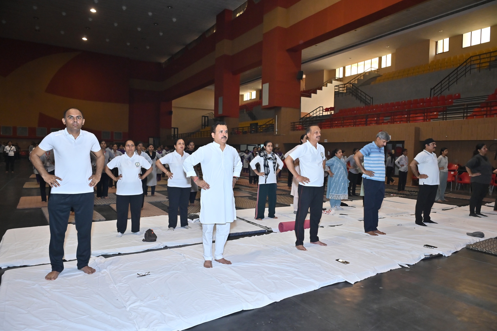 सीडीएलयू में योगाभ्यास करते कुलपति प्रो. विजय कुमार व अन्य। सीडीएलयू में योगाभ्यास करते कुलपति प्रो. विजय कुमार व अन्य।