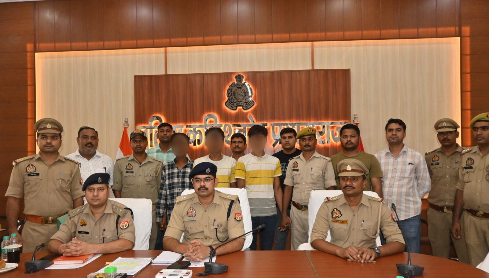 प्रयागराज में पकड़े गए लुटेरों एवं पुलिस अधिकारियों का छाया चित्र प्रयागराज में पकड़े गए लुटेरों एवं पुलिस अधिकारियों का छाया चित्र