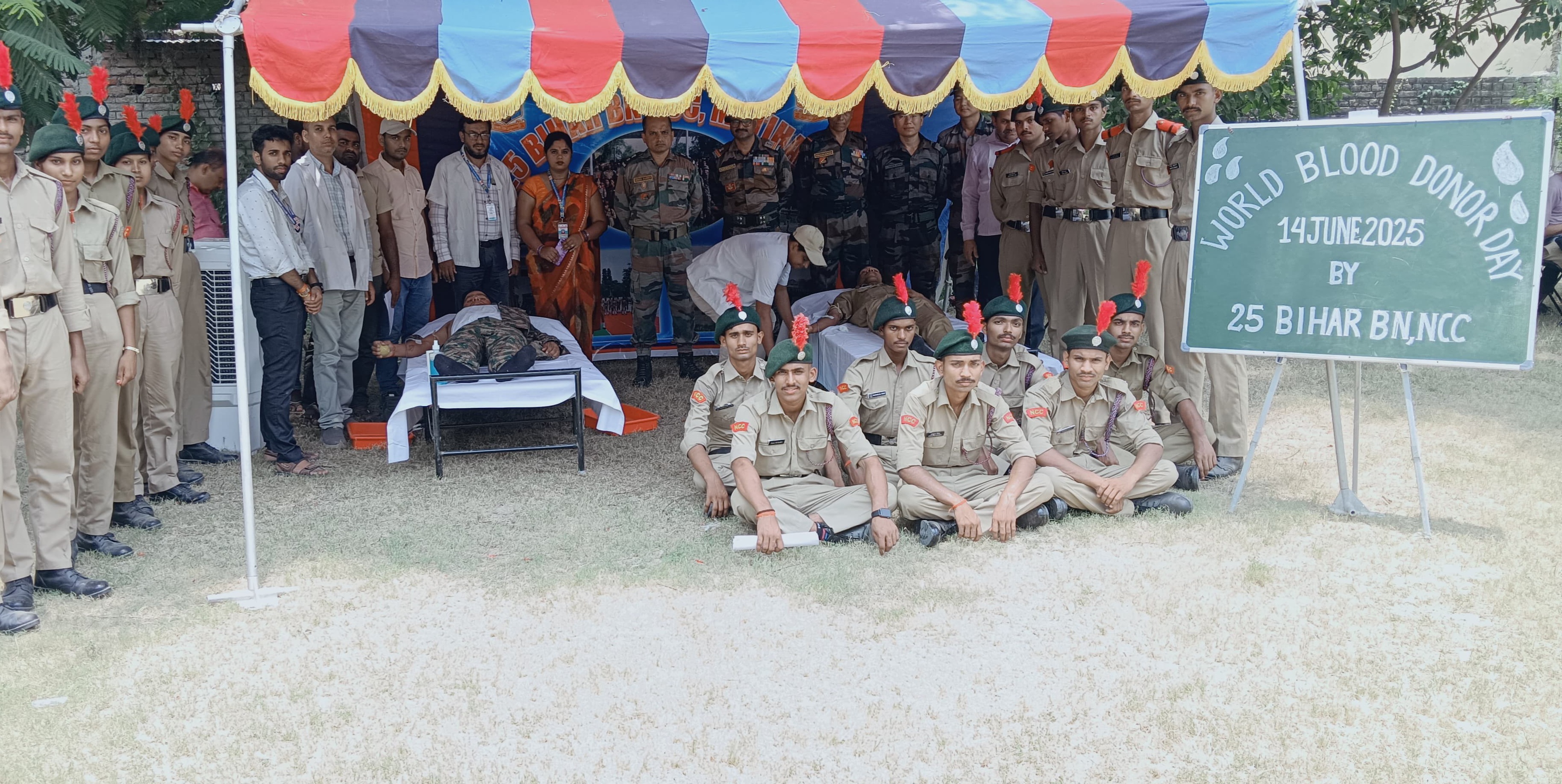 रक्तदान करते एनसीसी कैडॆट रक्तदान करते एनसीसी कैडॆट