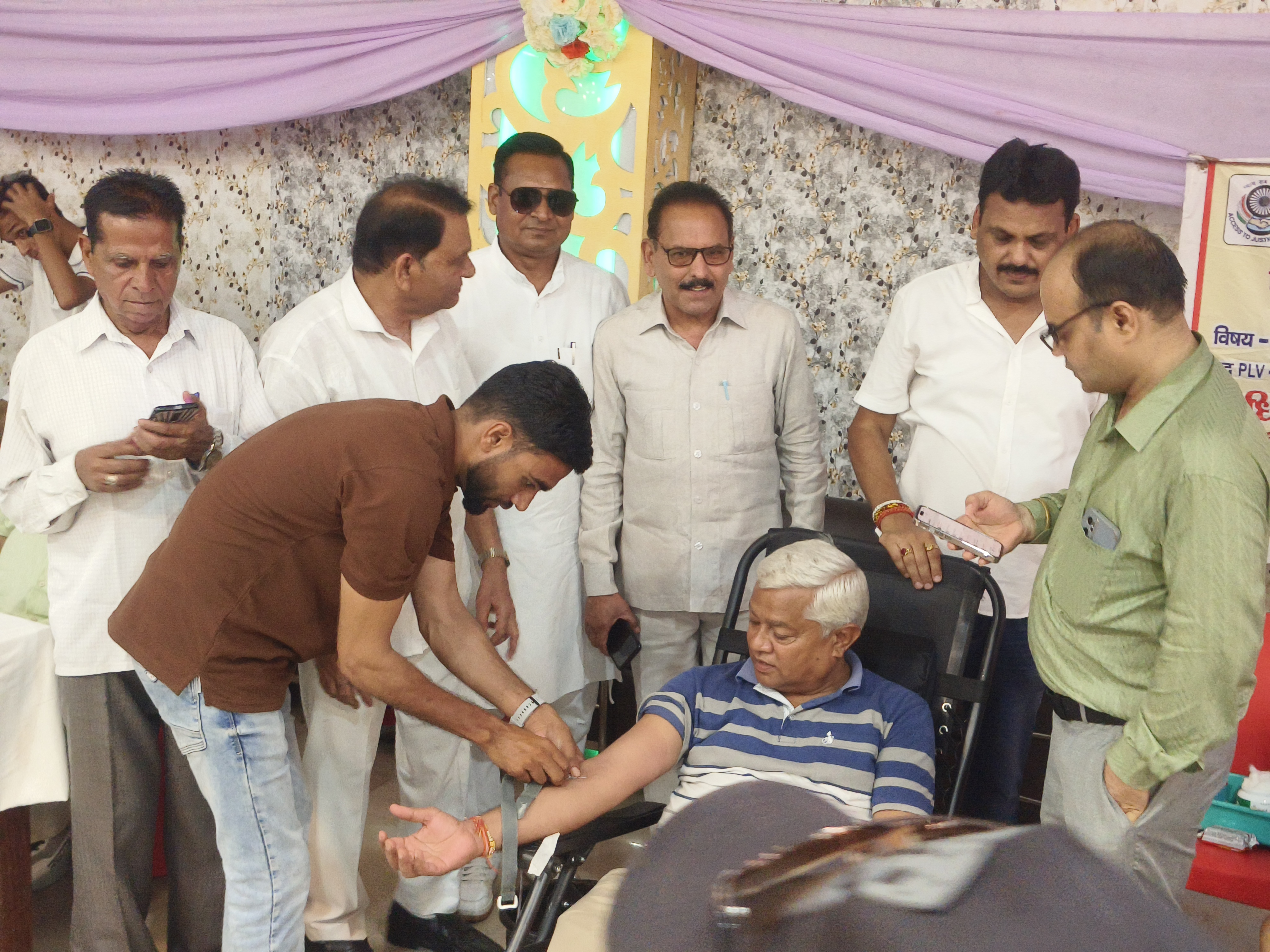 रक्तदान शिविर में वरिष्ठ नागरिक द्वारा स्वैच्छिक रक्तदान करते हुए सामाजिक संगठनों के प्रतिनिधियों, आयोजकों एवं गणमान्य अतिथियों की उपस्थिति में जनसेवा का संदेश देते हुए रक्तदान शिविर में वरिष्ठ नागरिक द्वारा स्वैच्छिक रक्तदान करते हुए सामाजिक संगठनों के प्रतिनिधियों, आयोजकों एवं गणमान्य अतिथियों की उपस्थिति में जनसेवा का संदेश देते हुए