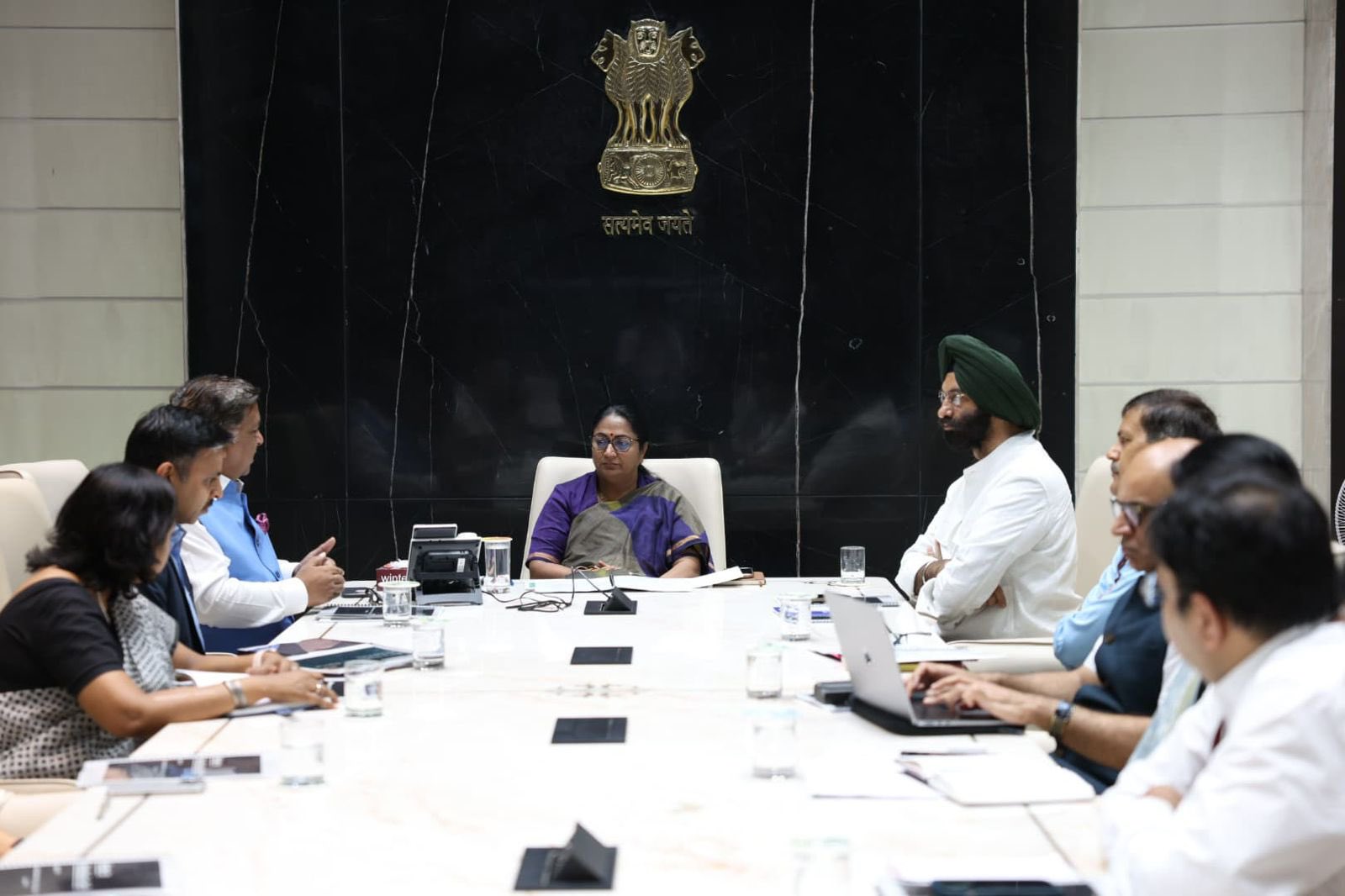 दिल्ली की रियल एस्टेट व्यवस्था को सशक्त, पारदर्शी और विकासोन्मुख बनाने की दिशा में आयोजित बैठक अध्यक्षता करती मुख्यमंत्री रेखा गुप्ता दिल्ली की रियल एस्टेट व्यवस्था को सशक्त, पारदर्शी और विकासोन्मुख बनाने की दिशा में आयोजित बैठक अध्यक्षता करती मुख्यमंत्री रेखा गुप्ता