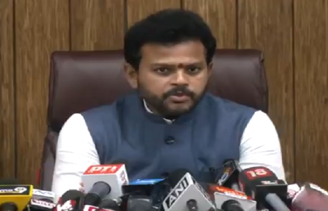 प्रेस कांफ्रेंस को संबोधित करते नागरिक उड्डयन मंत्री राम मोहन नायडू किंजरापु प्रेस कांफ्रेंस को संबोधित करते नागरिक उड्डयन मंत्री राम मोहन नायडू किंजरापु
