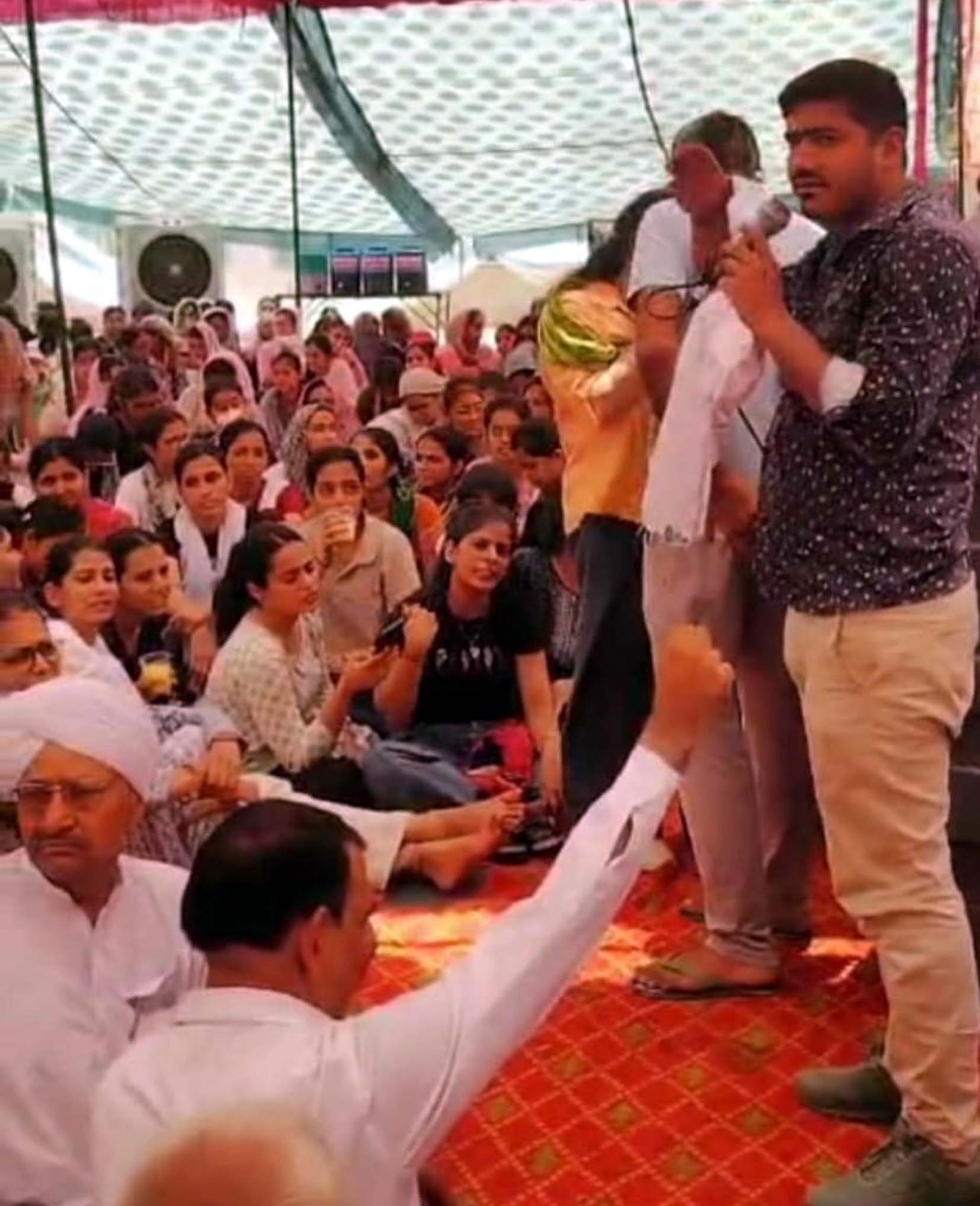 छात्रों के धरना को समर्थन देने पहुंचे सर्व कर्मचारी संघ पदाधिकारी। छात्रों के धरना को समर्थन देने पहुंचे सर्व कर्मचारी संघ पदाधिकारी।