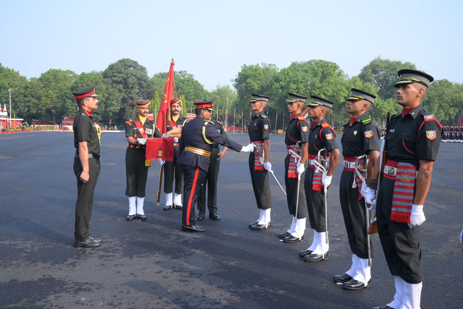 मुख श्रीलंका सेना प्रमुख लेफ्टिनेंट जनरल बीकेजीएम लसंथा रोड्रिगो कैडेट के साथ। मुख श्रीलंका सेना प्रमुख लेफ्टिनेंट जनरल बीकेजीएम लसंथा रोड्रिगो कैडेट के साथ।