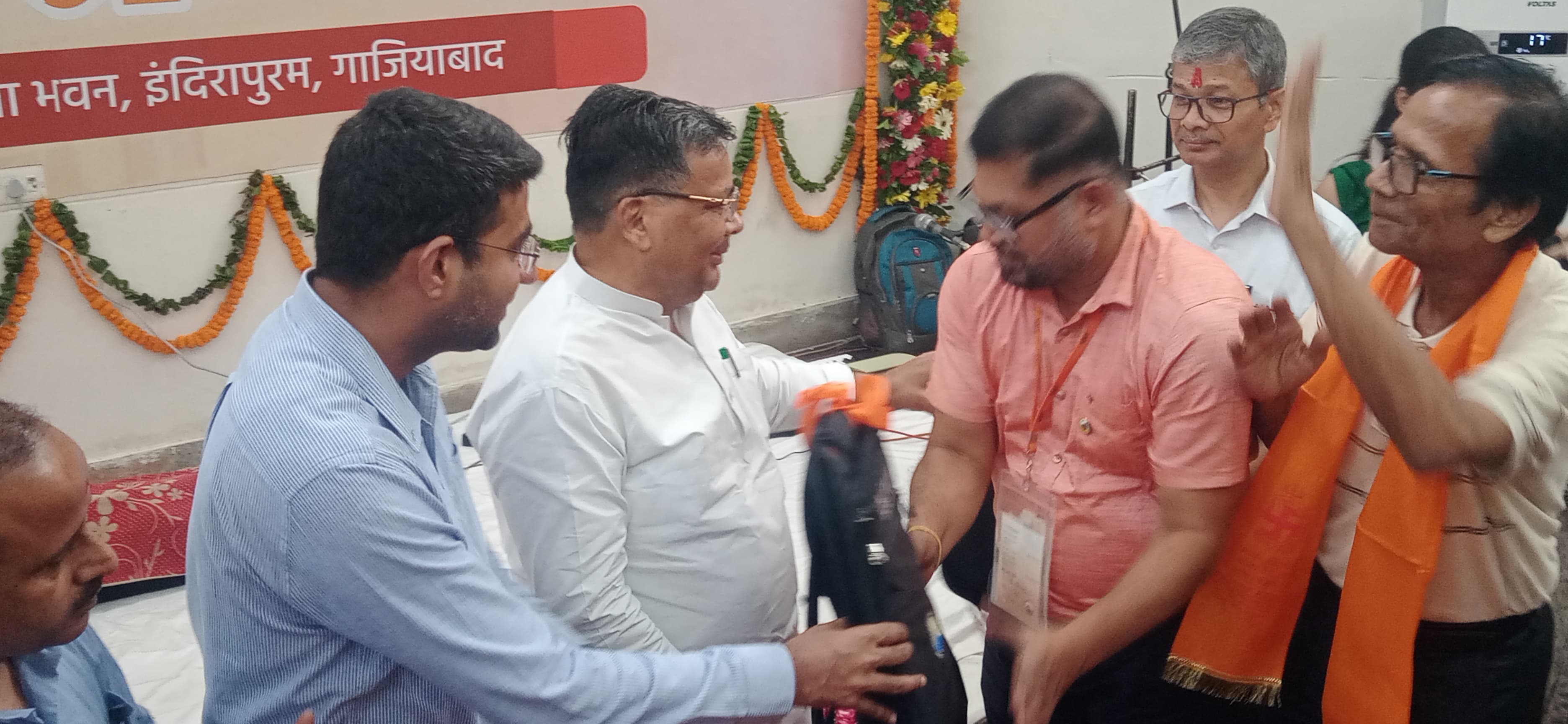 किट वितरण करते मंत्री किट वितरण करते मंत्री