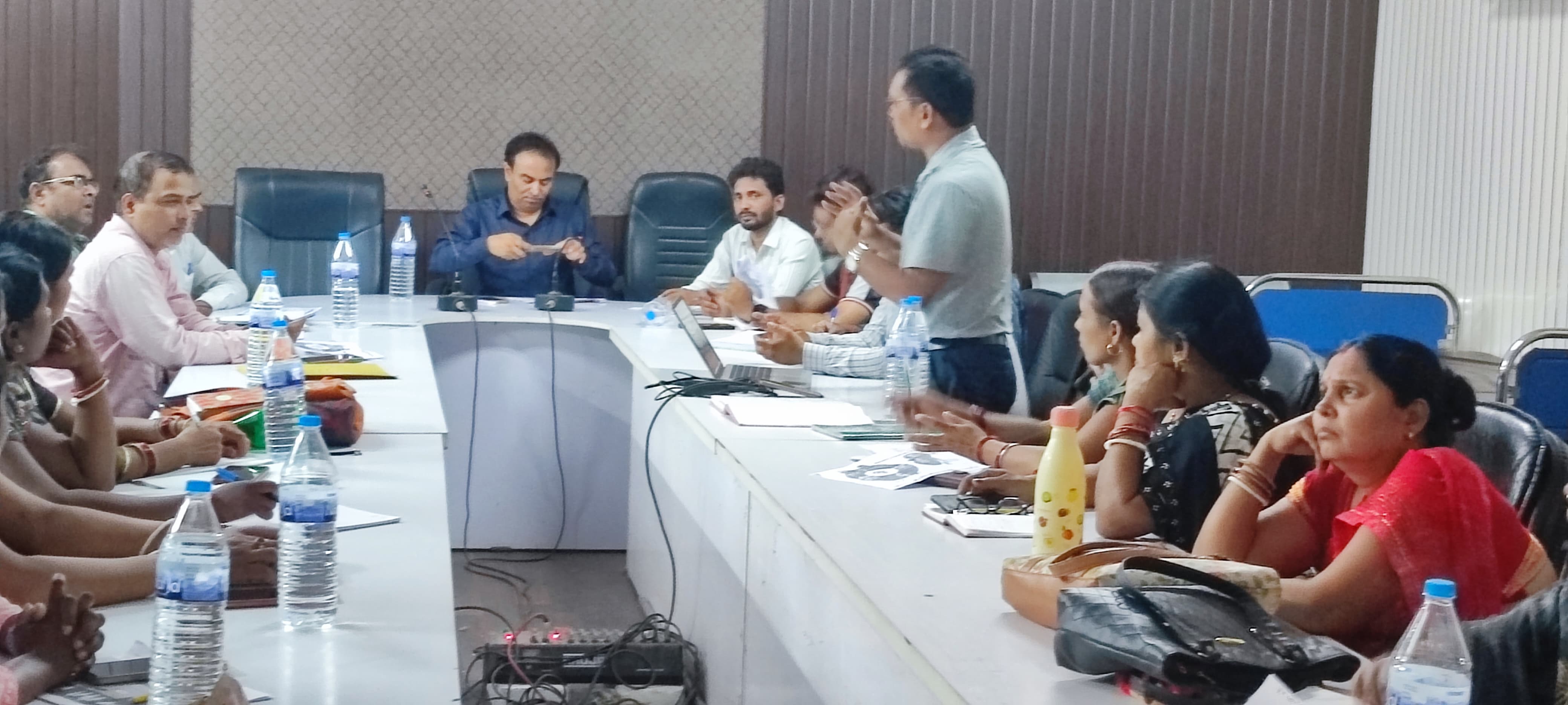 बैठक में शामिल लोग बैठक में शामिल लोग